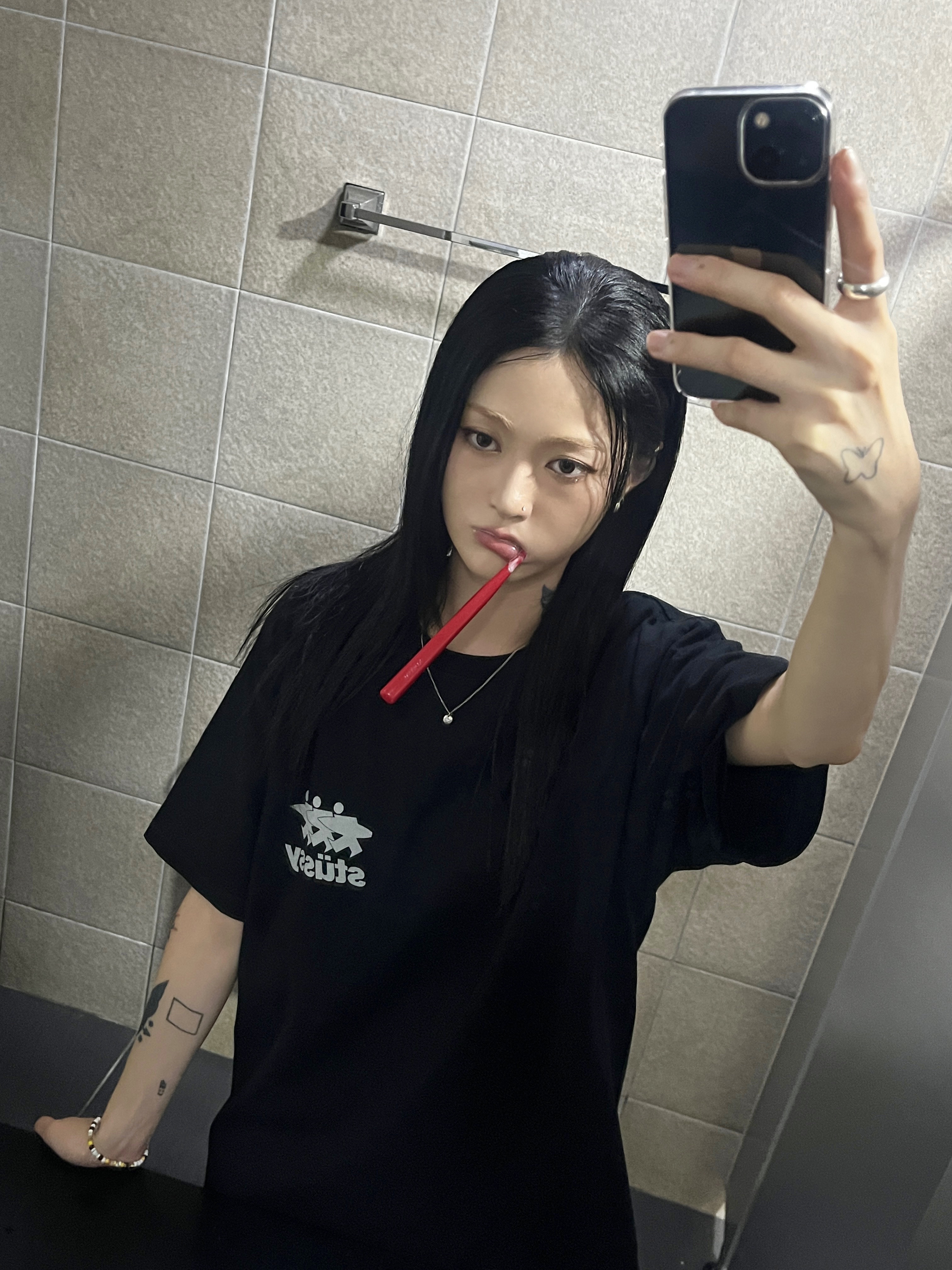 Stussy Surfwalk Pigment Dyed T-Shirt Black 착용 스타일
