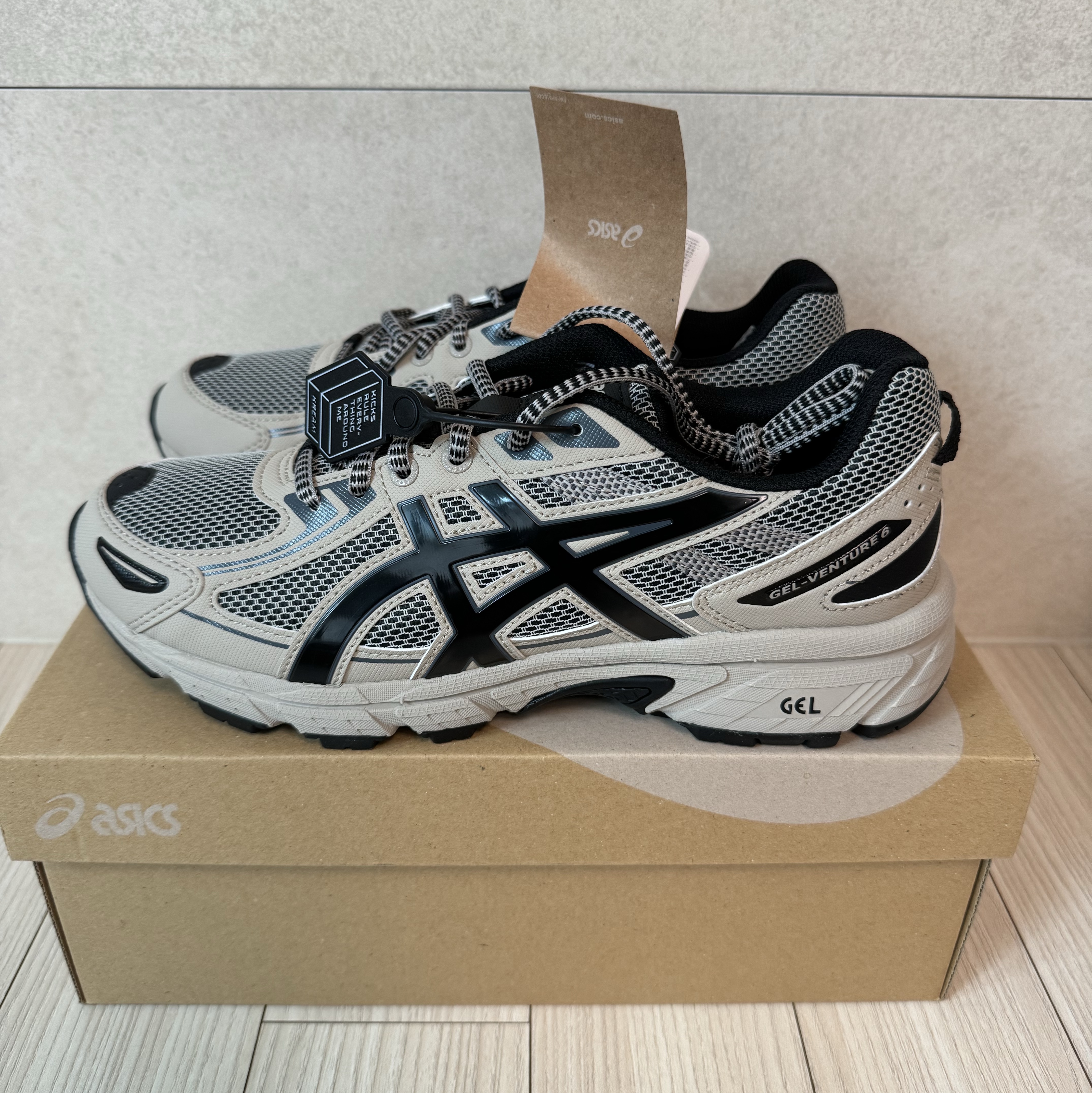 Asics Gel-Venture 6 Feather Grey Black 착용 스타일 - 2