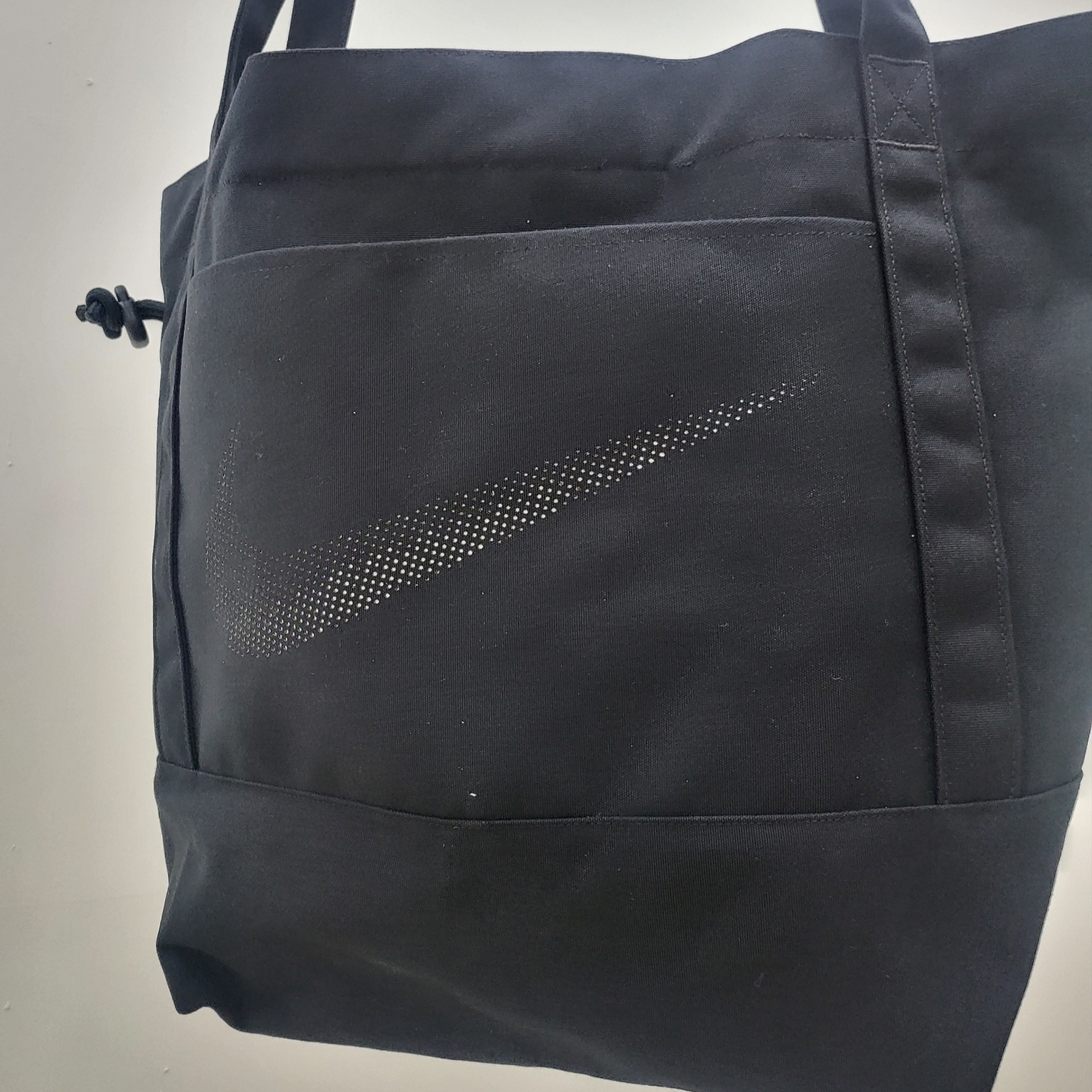 Nike x Stussy Tote Bag Black 착용 스타일 - 2