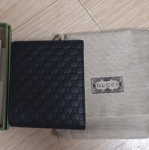 Gucci Micro GG Ssima Bi-Fold Wallet Black 착용 스타일