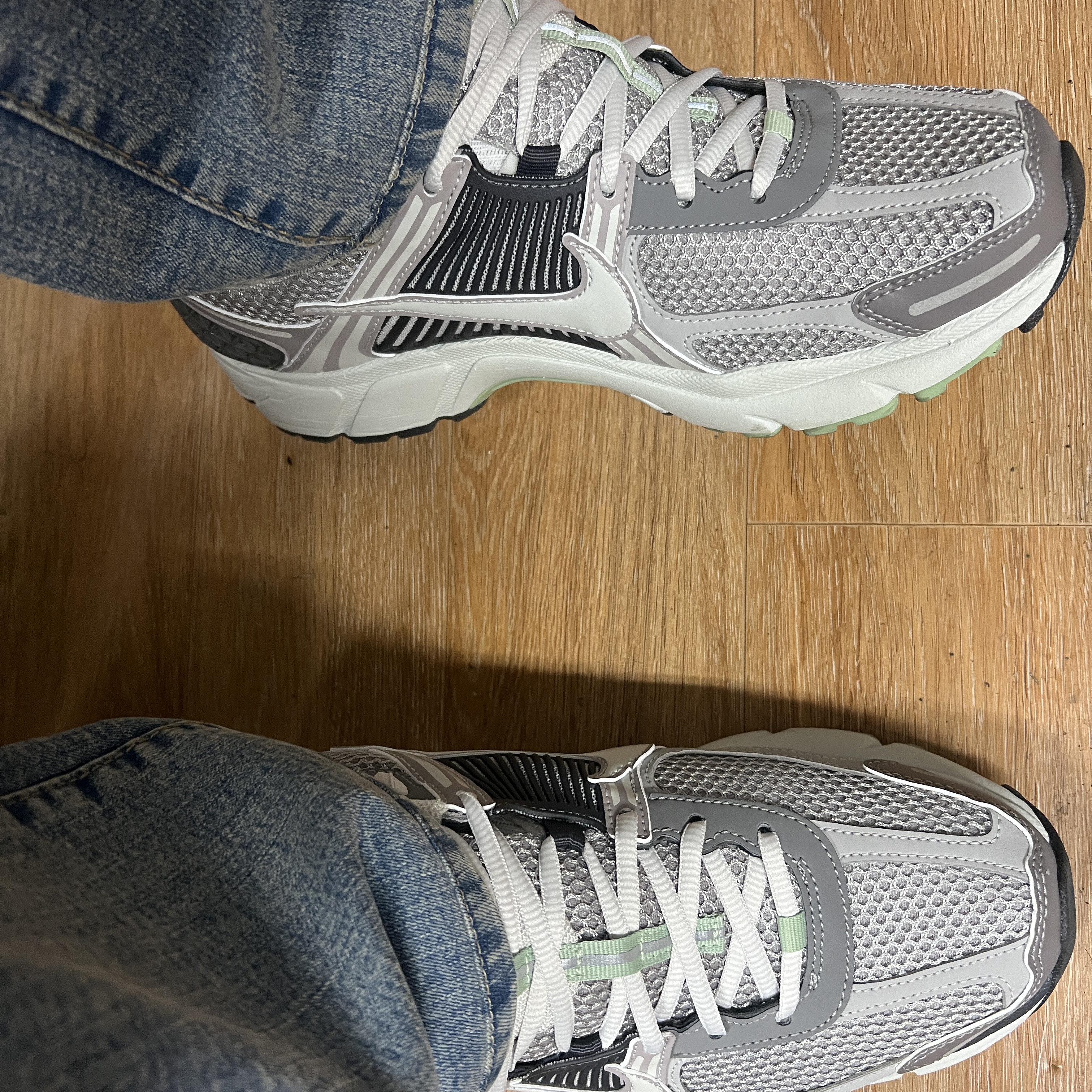 (W) Nike Zoom Vomero 5 Cobblestone and Flat Pewter 착용 스타일
