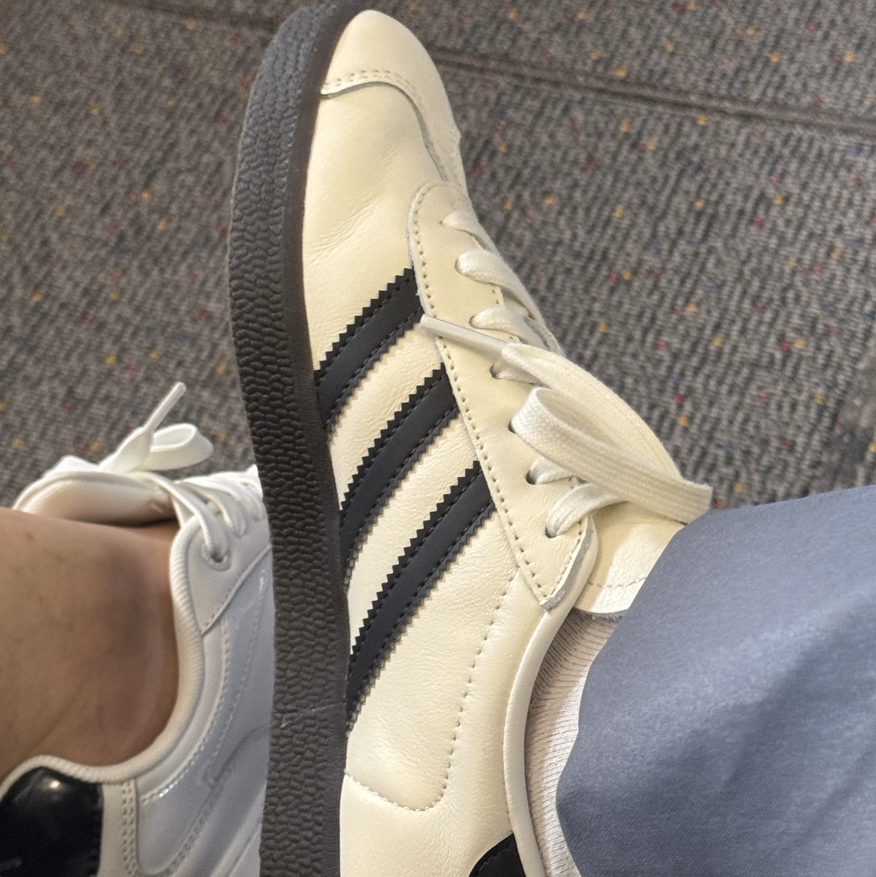 Adidas Gazelle Germany Off White Utility Black 착용 스타일