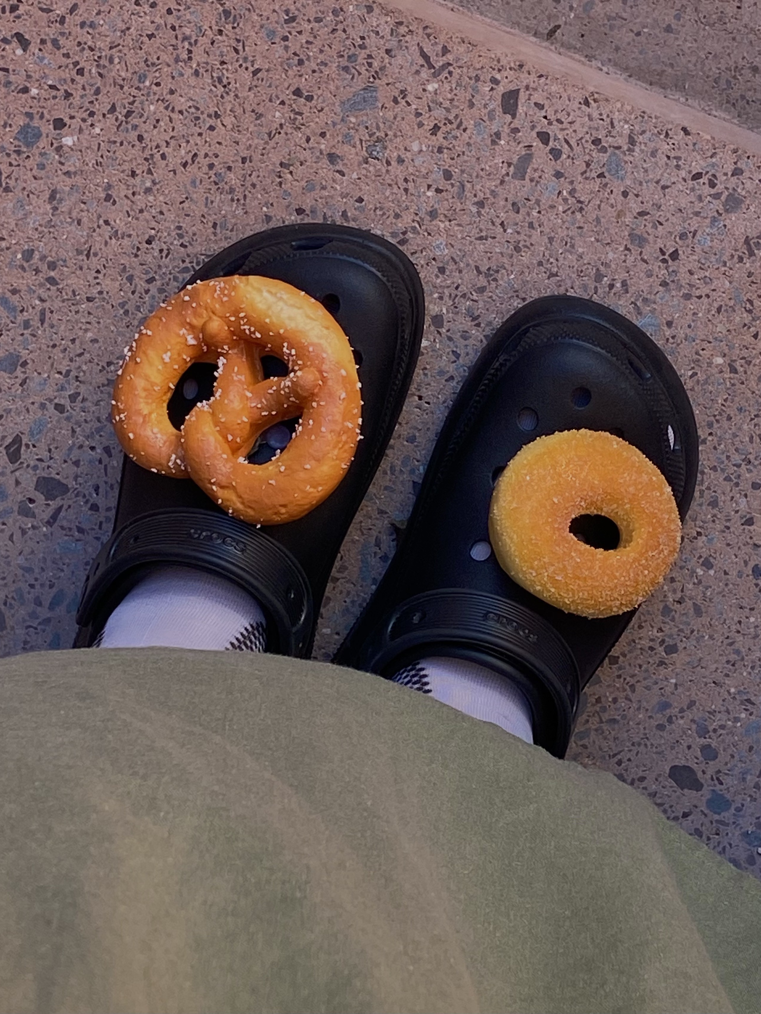 Crocs Classic Crush Clog Black 착용 스타일