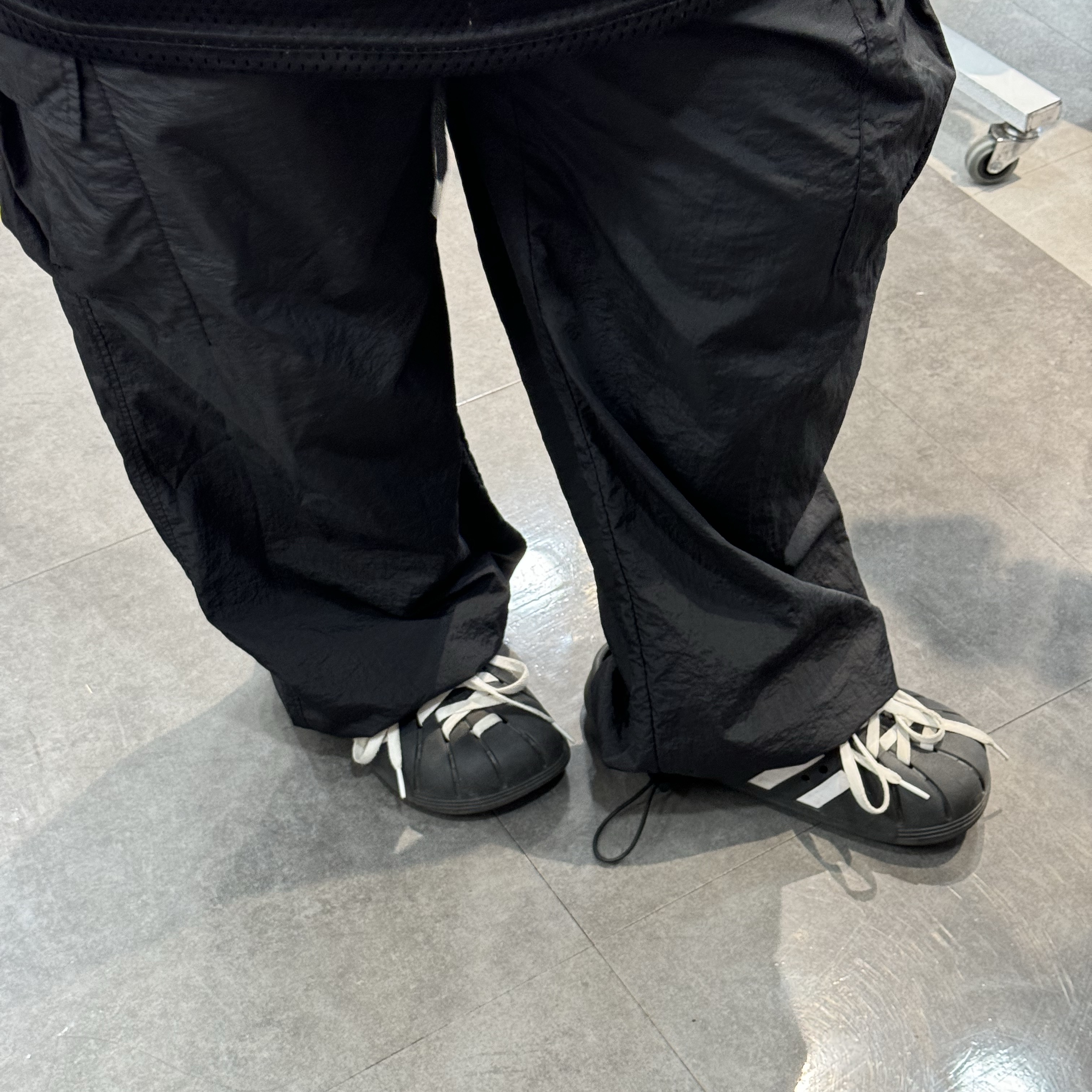 Adidas Adilette Clog Black White 착용 스타일
