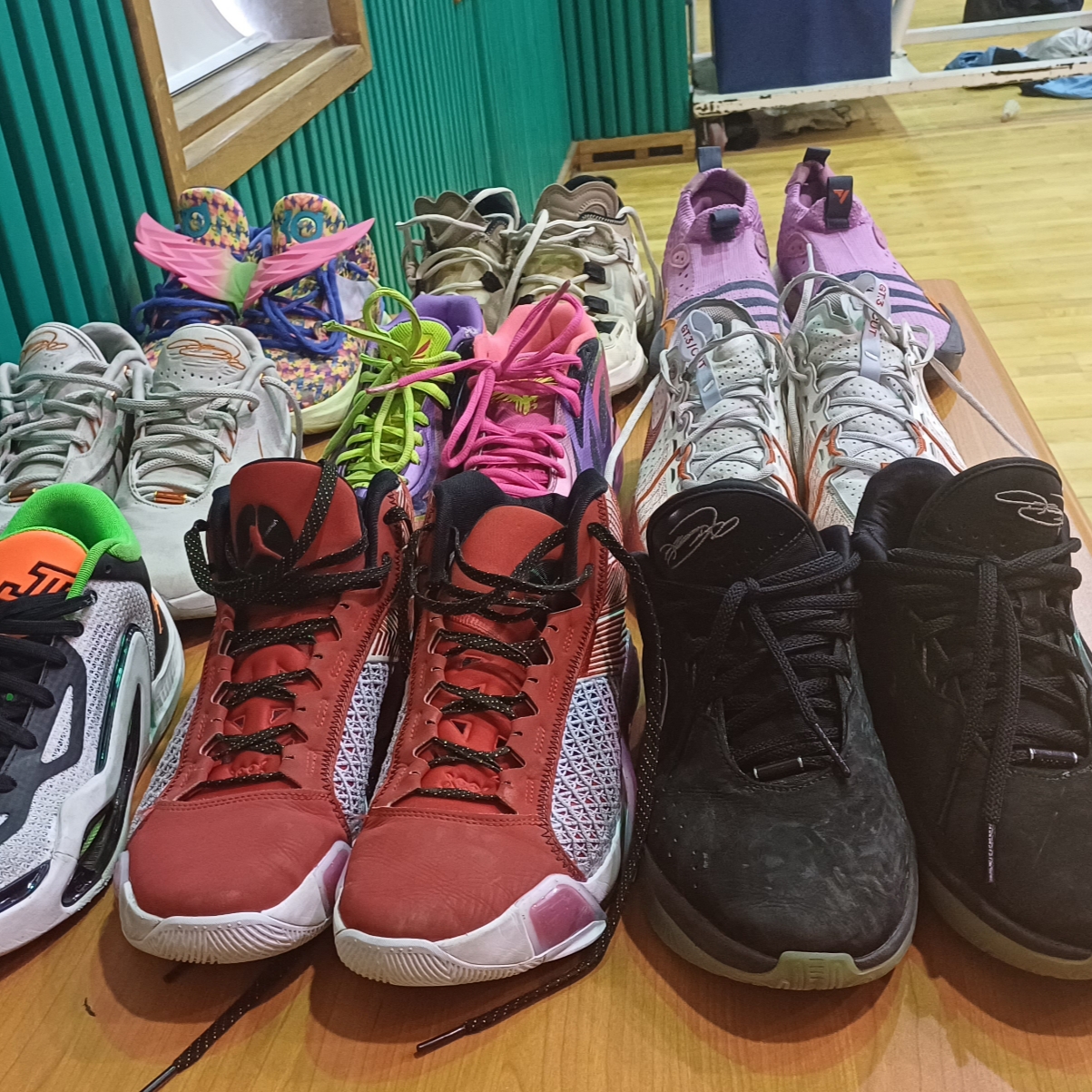 Jordan Tatum 1 Home Team White Total Orange, Nike Lebron 21 Black Metallic Pewter 착용 스타일 - 1