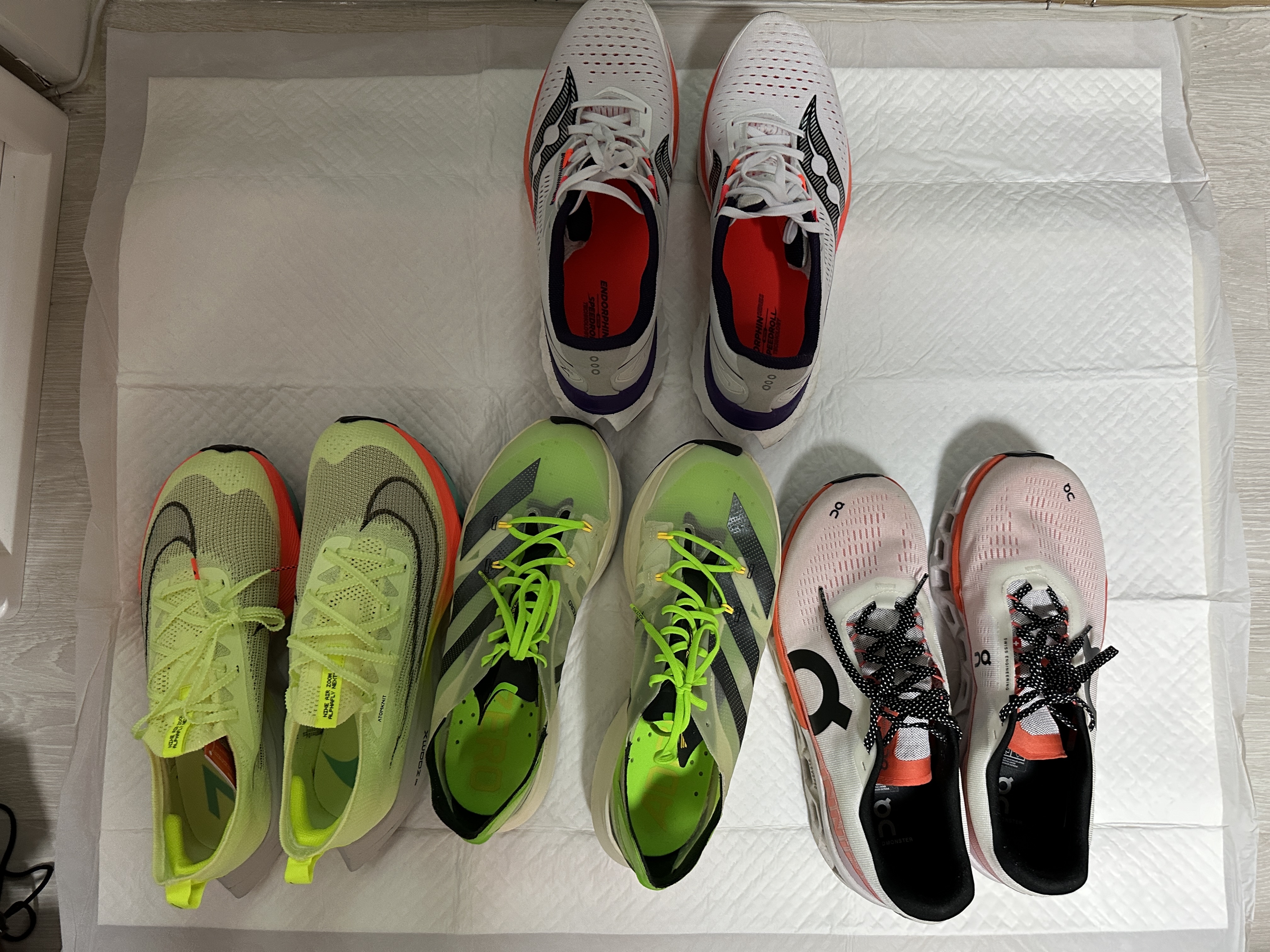 On Running Cloudmonster 2 White Flame, Saucony Endorphin Speed 4 White Viziorange 착용 스타일