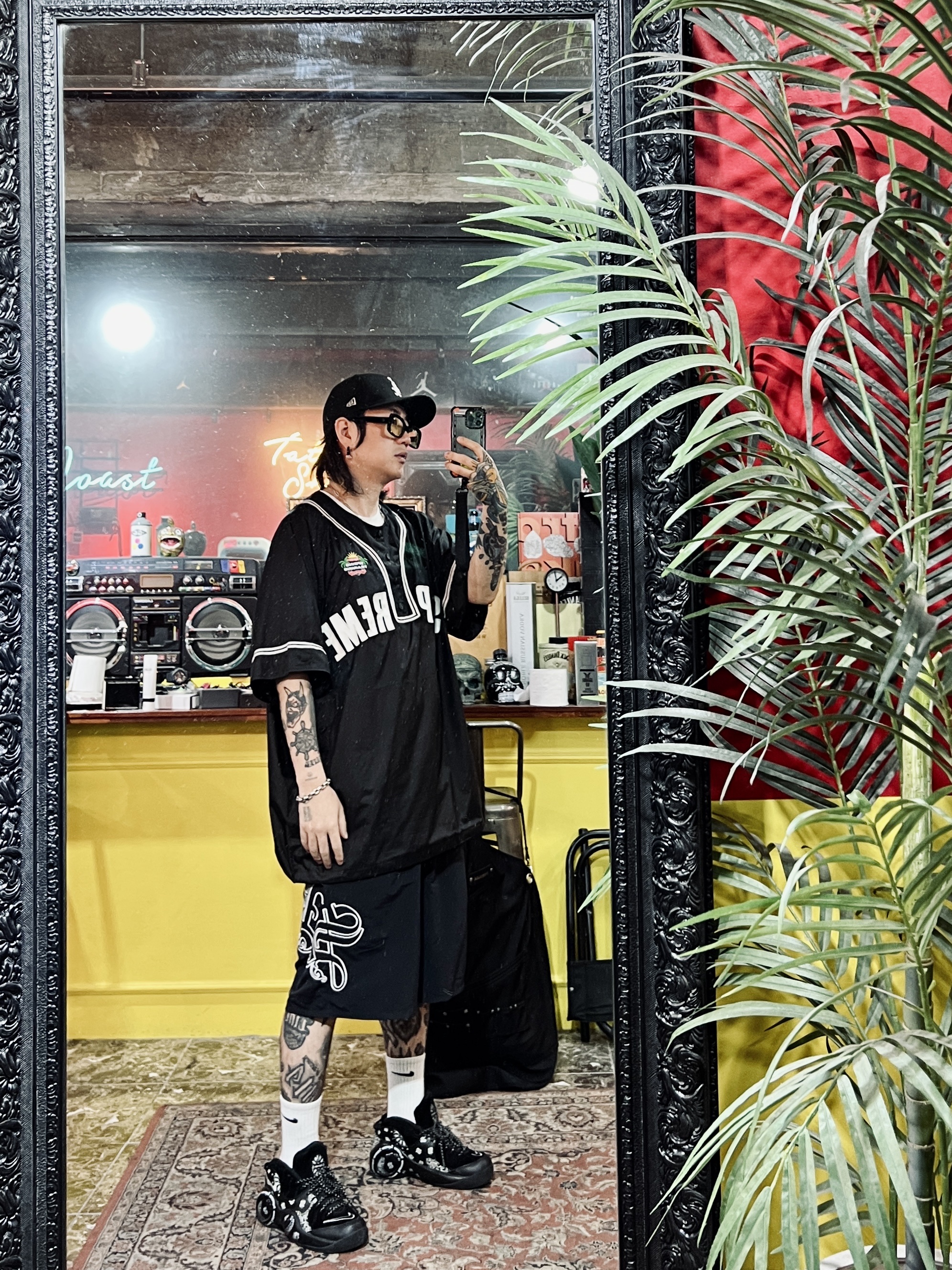 Supreme Snap-Off Sleeve L/S Baseball Top Black - 22SS, Supreme Old English Nylon Shorts Black - 23SS 착용 스타일