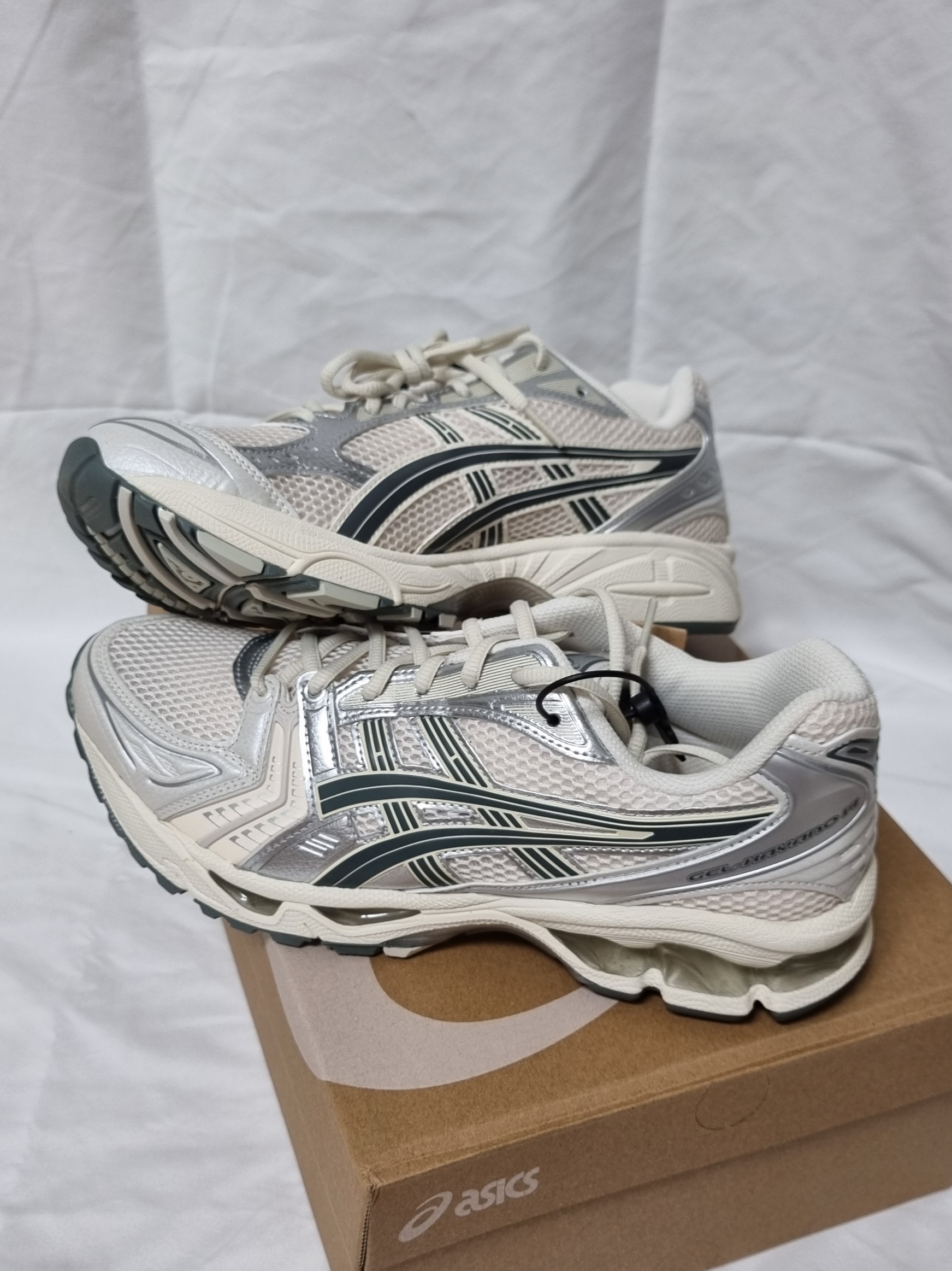 Asics Gel-Kayano 14 Birch Dark Pewter 착용 스타일 - 1