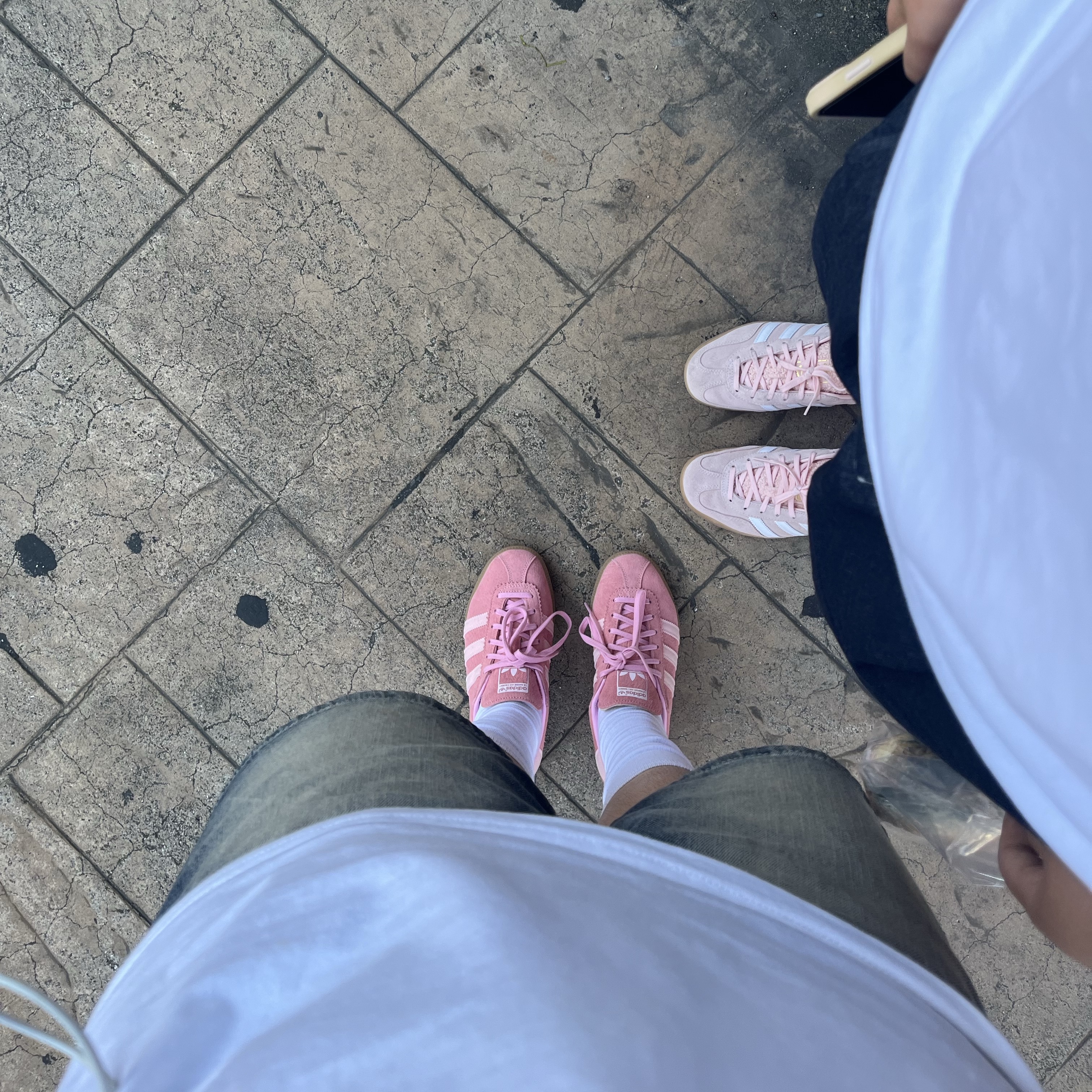 Adidas Bermuda Glow Pink, (W) Adidas Gazelle Indoor Sandy Pink Cloud White 착용 스타일