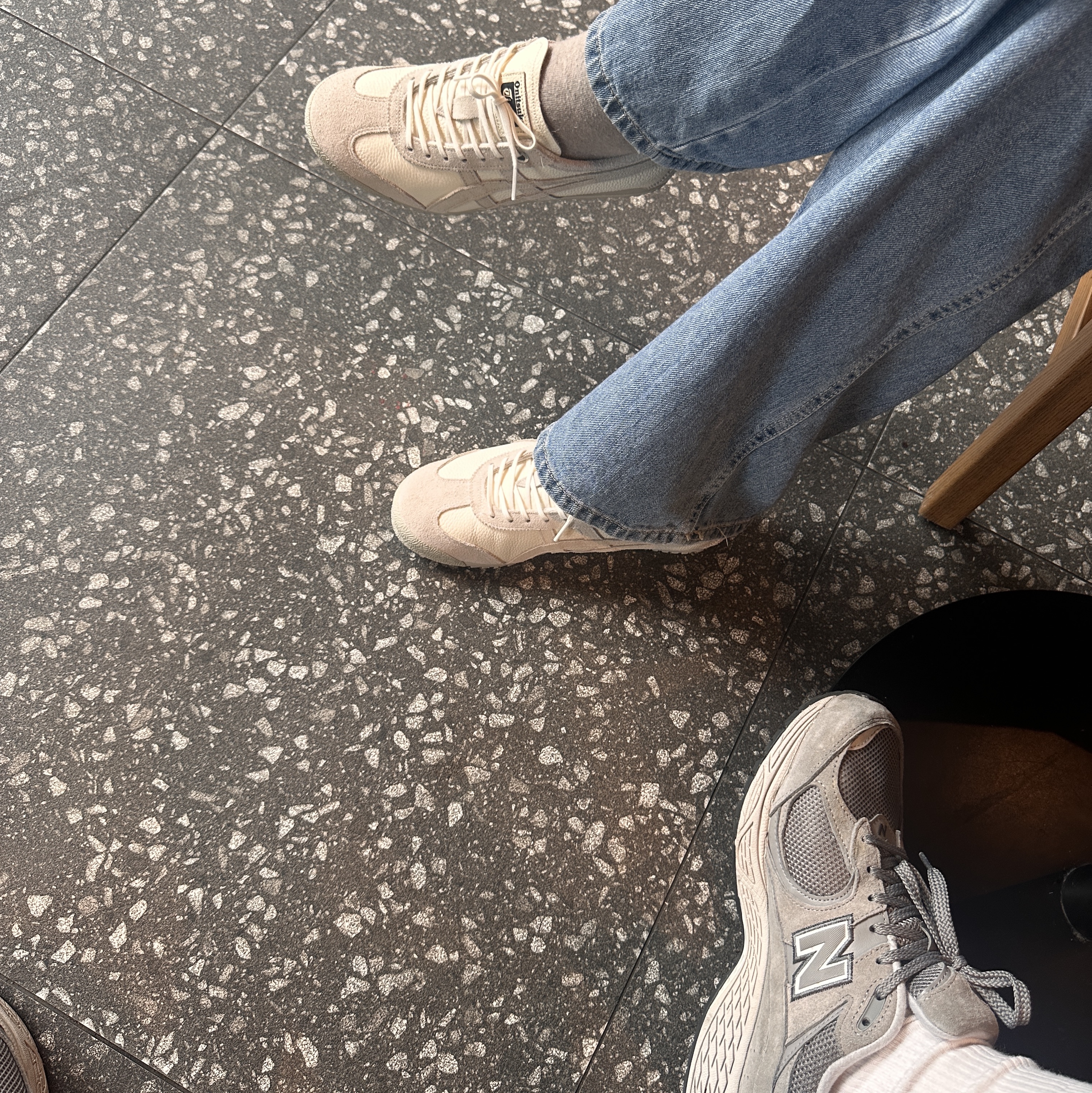 Onitsuka Tiger Mexico 66 SD Cream Birch, New Balance 2002R Grey 착용 스타일