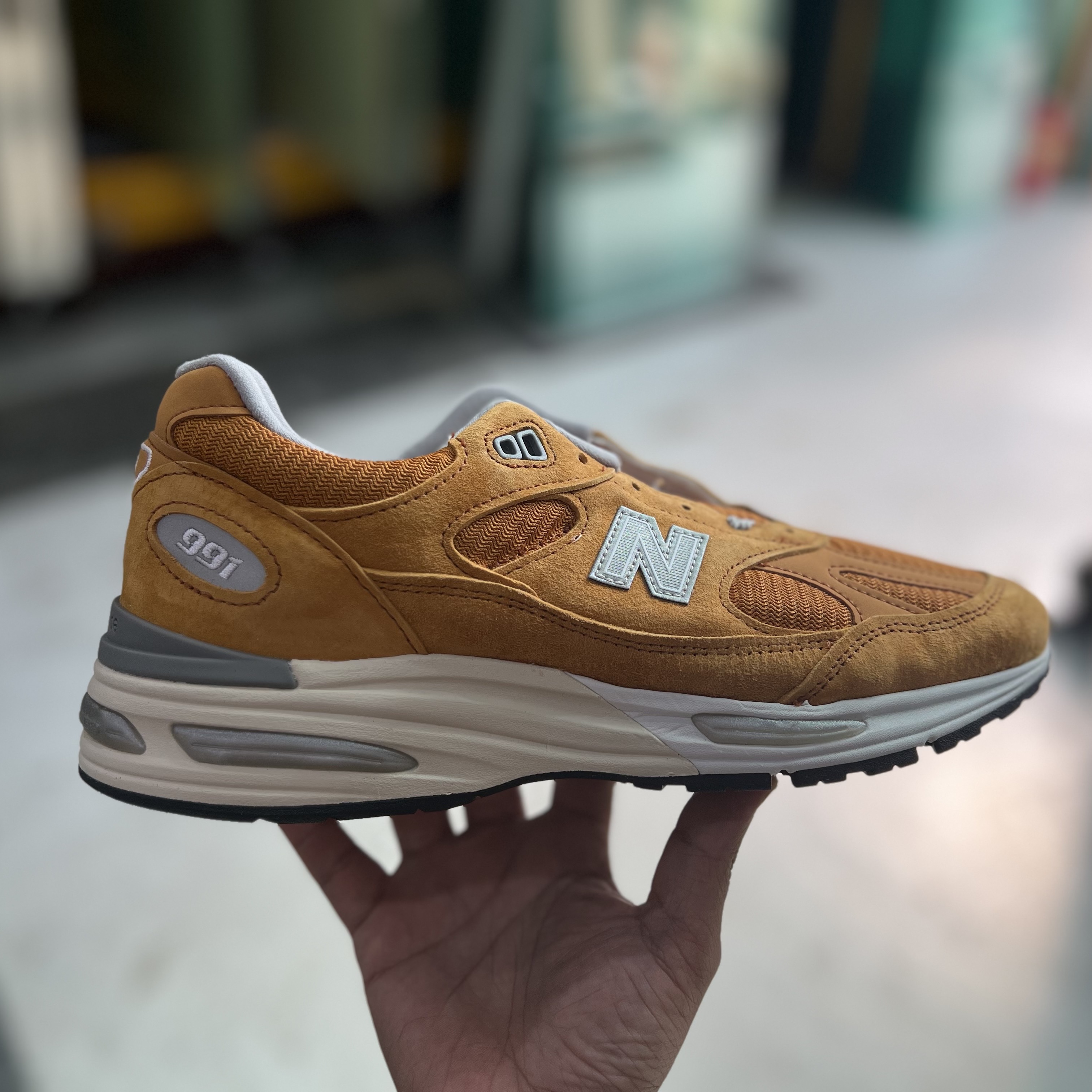 New Balance 991v2 Made in UK Yellow Silver 착용 스타일
