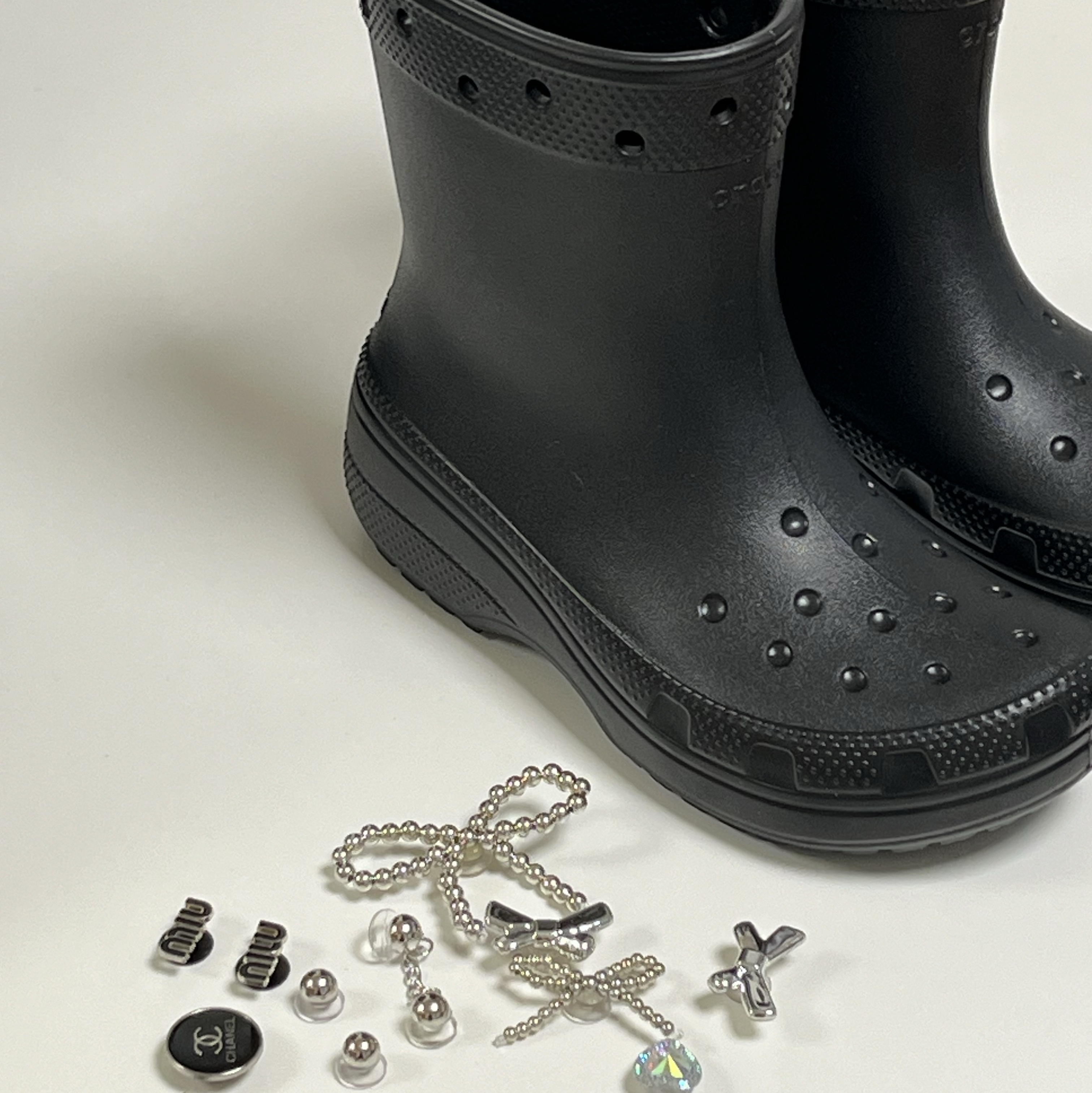 Crocs Classic Rain Boots Black 착용 스타일 - 1