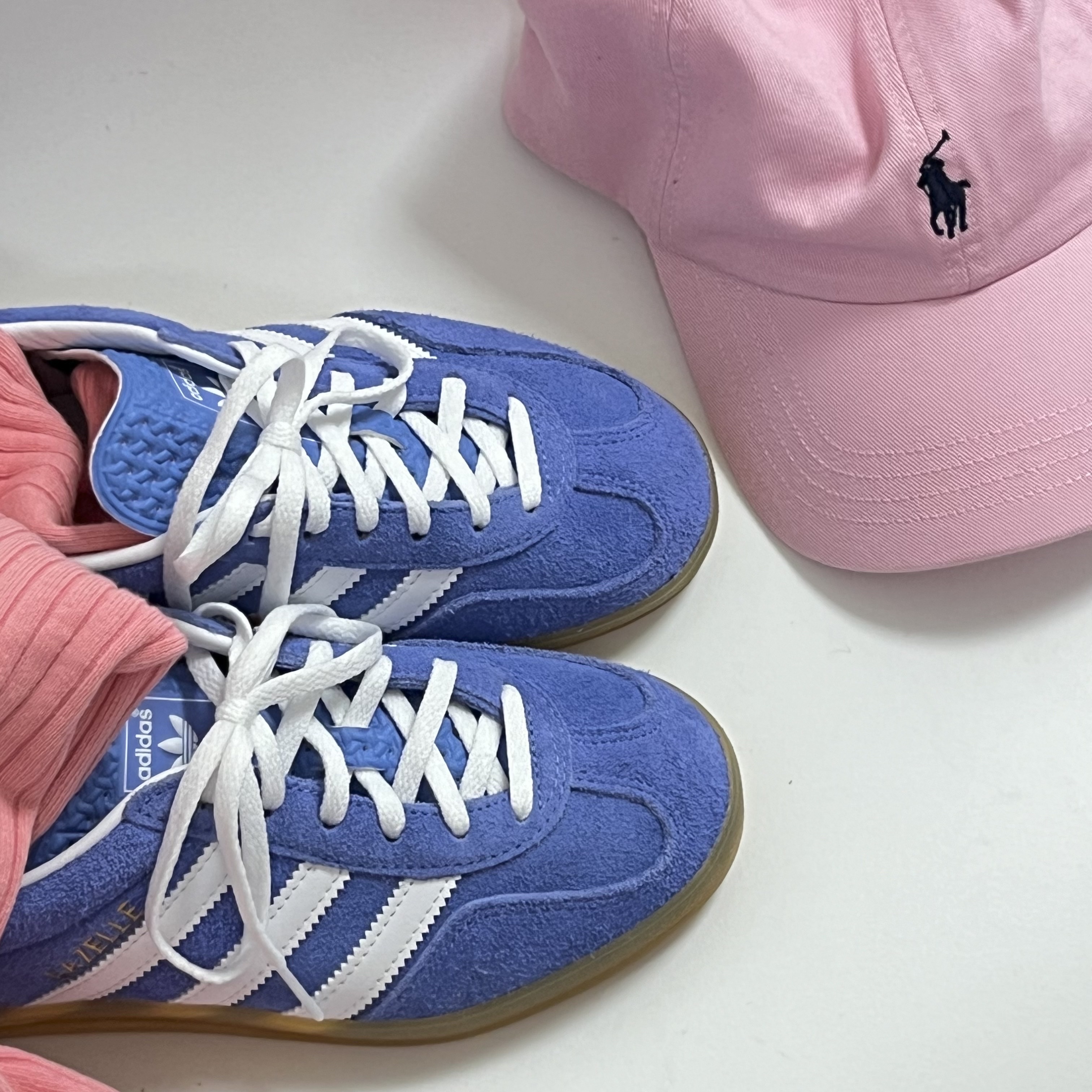 (W) Adidas Gazelle Indoor Blue Fusion Cloud White, [30%적립] Polo Ralph Lauren Cotton Chino Ball Cap Pink 착용 스타일