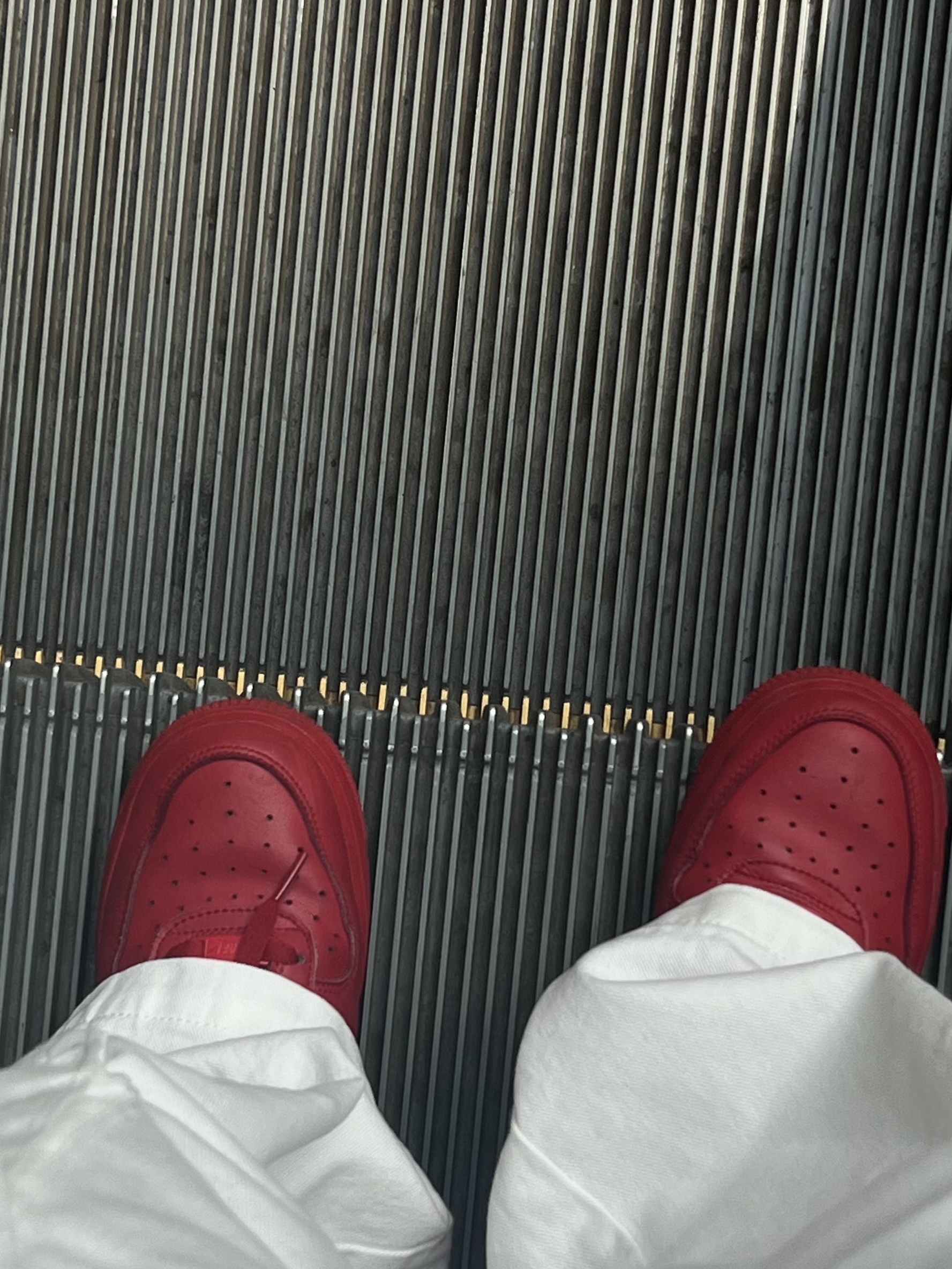 Nike Air Force 1 '07 LV8 Low 1 Triple Red 착용 스타일