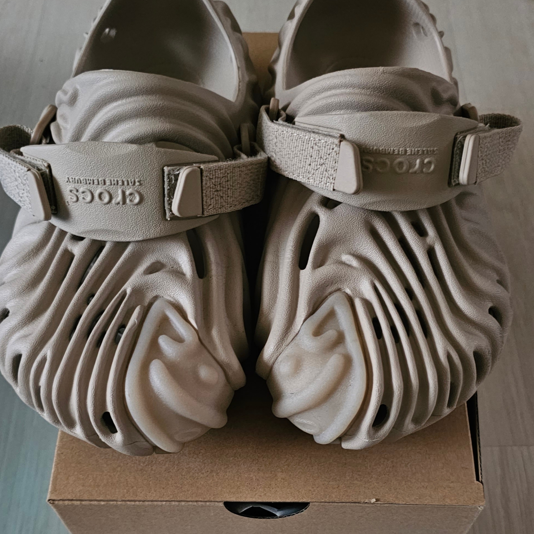 Crocs x Salehe Bembury Pollex Clog Horchata 착용 스타일