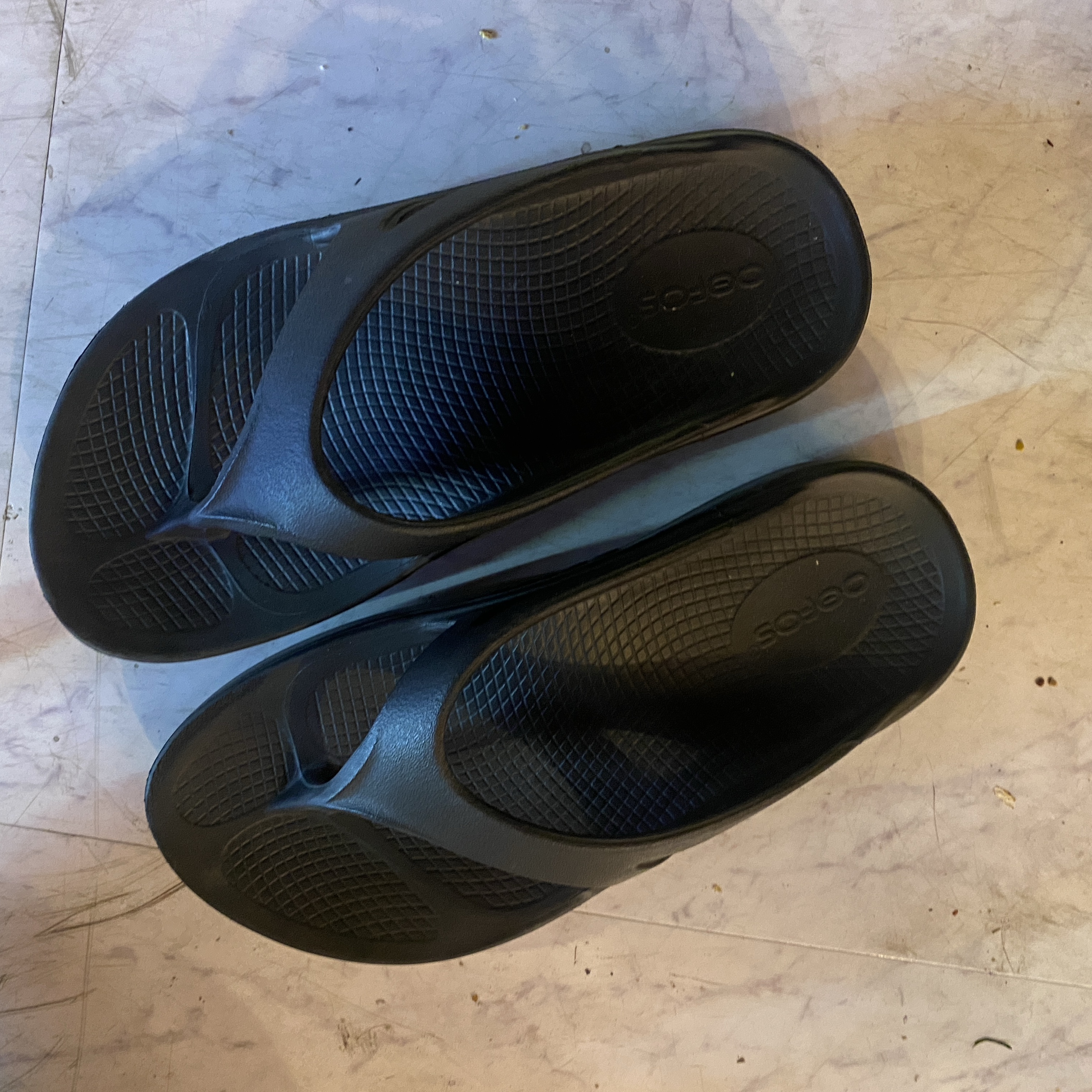 Oofos OOriginal Black 착용 스타일
