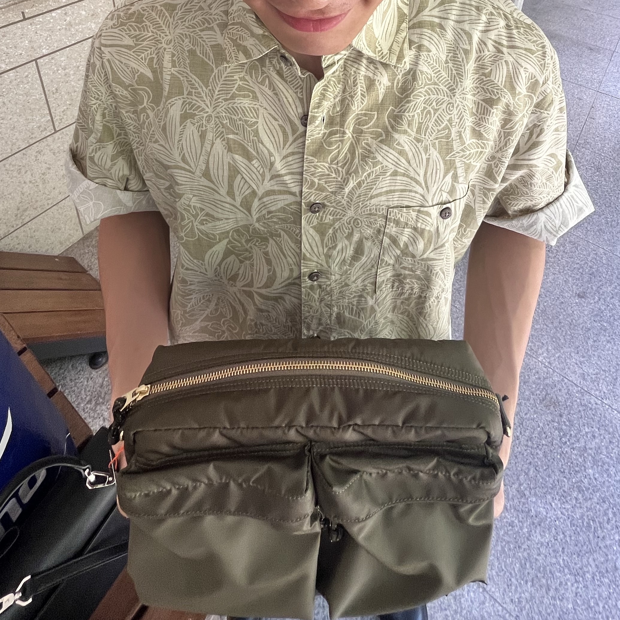 Porter Force Shoulder Bag S Olive Drab 착용 스타일
