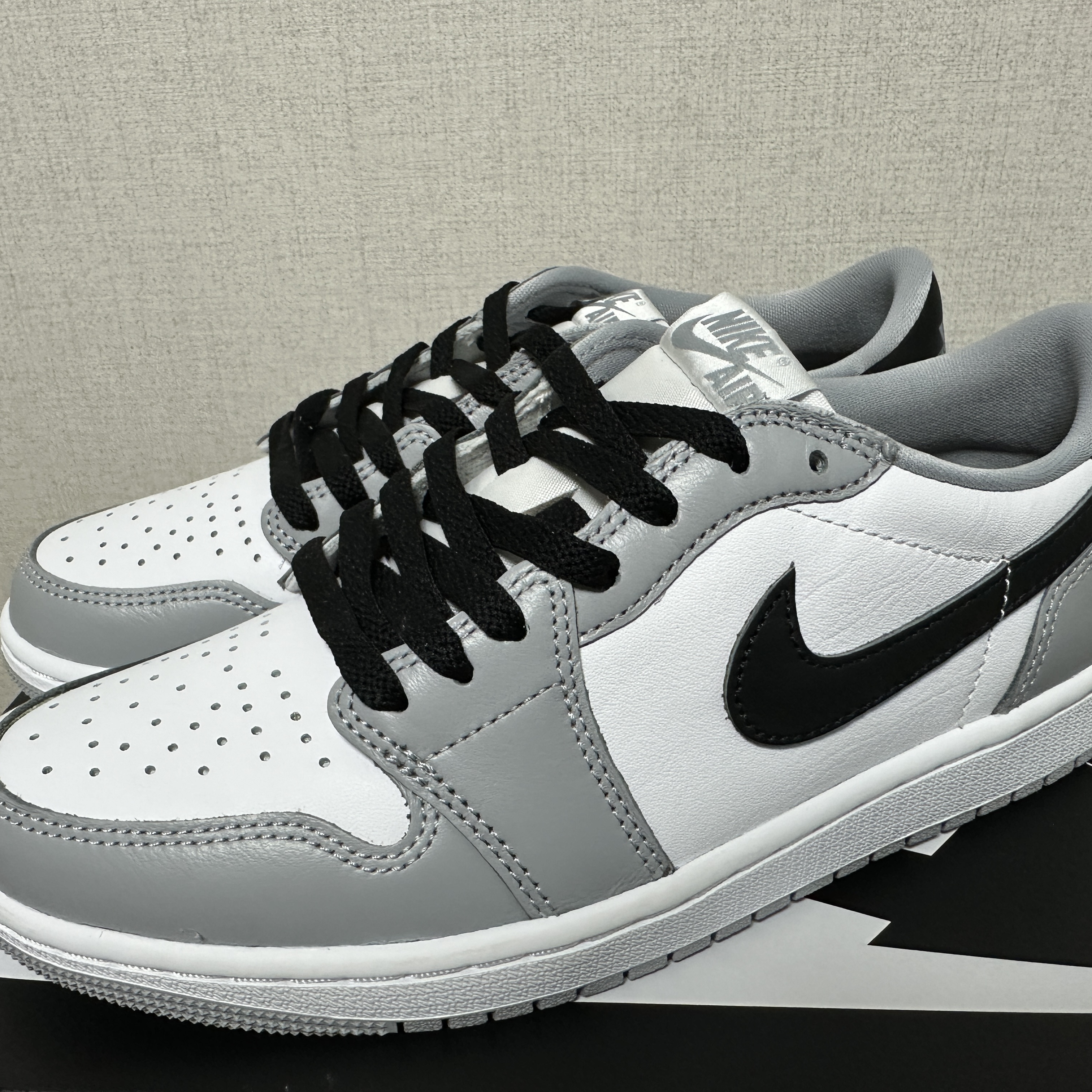 Jordan 1 Retro Low OG Wolf Grey and White 착용 스타일