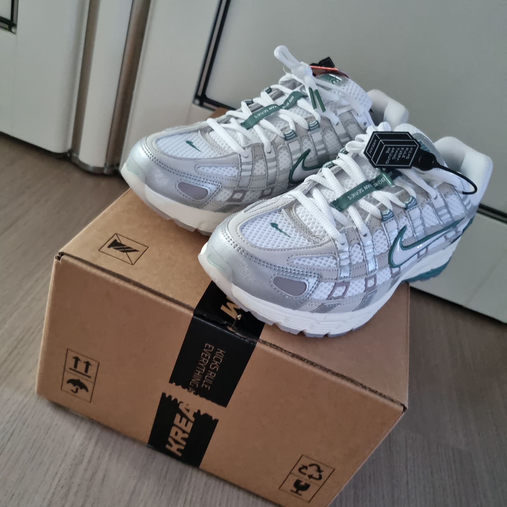 Nike P-6000 Light Bone White Metallic Silver 착용 스타일 - 4