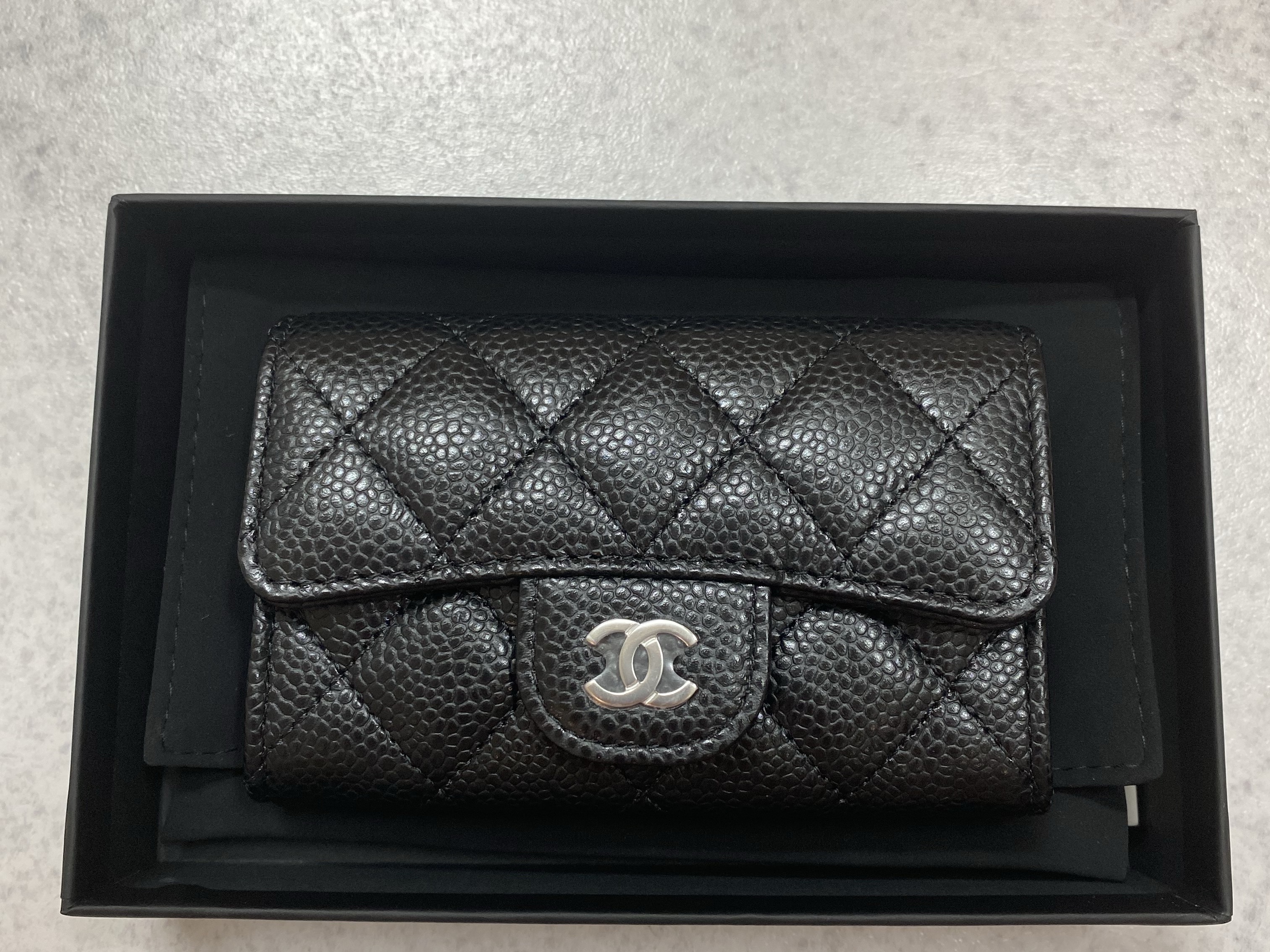 Chanel Classic Card Holder Grained Calfskin & Silver Black 착용 스타일