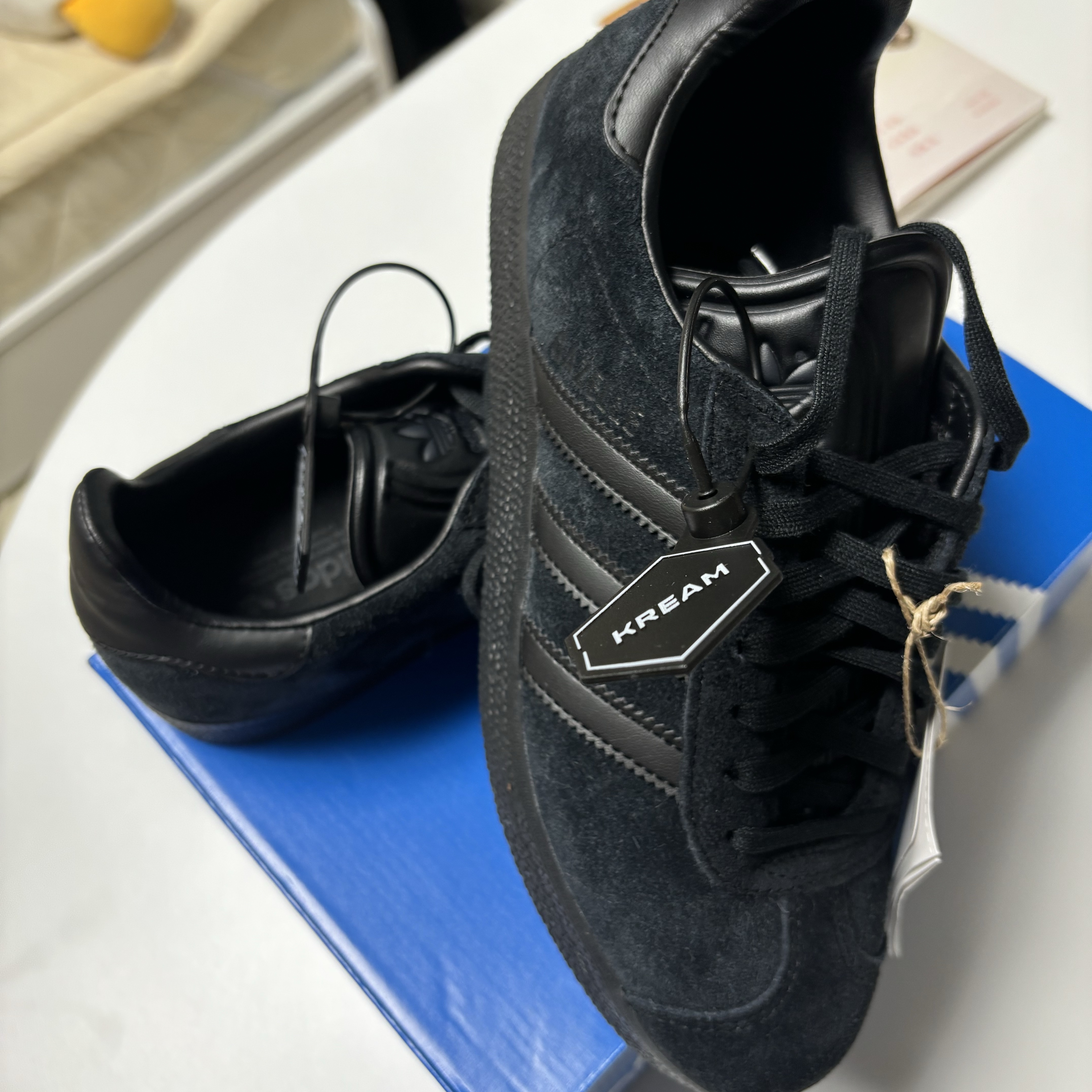 Adidas Gazelle Triple Black 착용 스타일