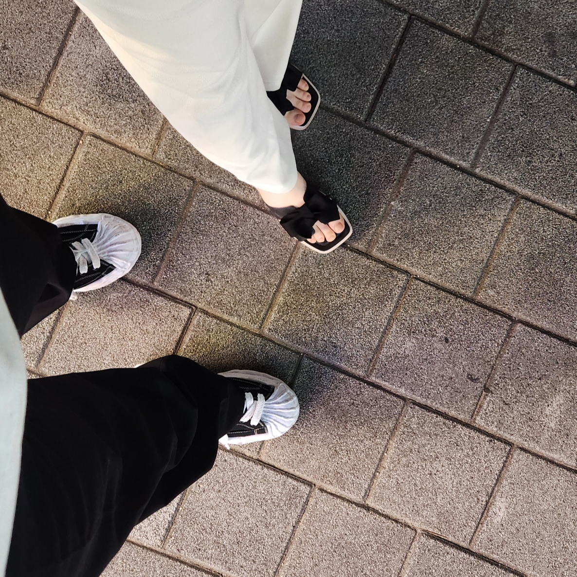 Maison Mihara Yasuhiro Blakey OG Sole Canvas Low-top Sneakers Black White 착용 스타일 - 2