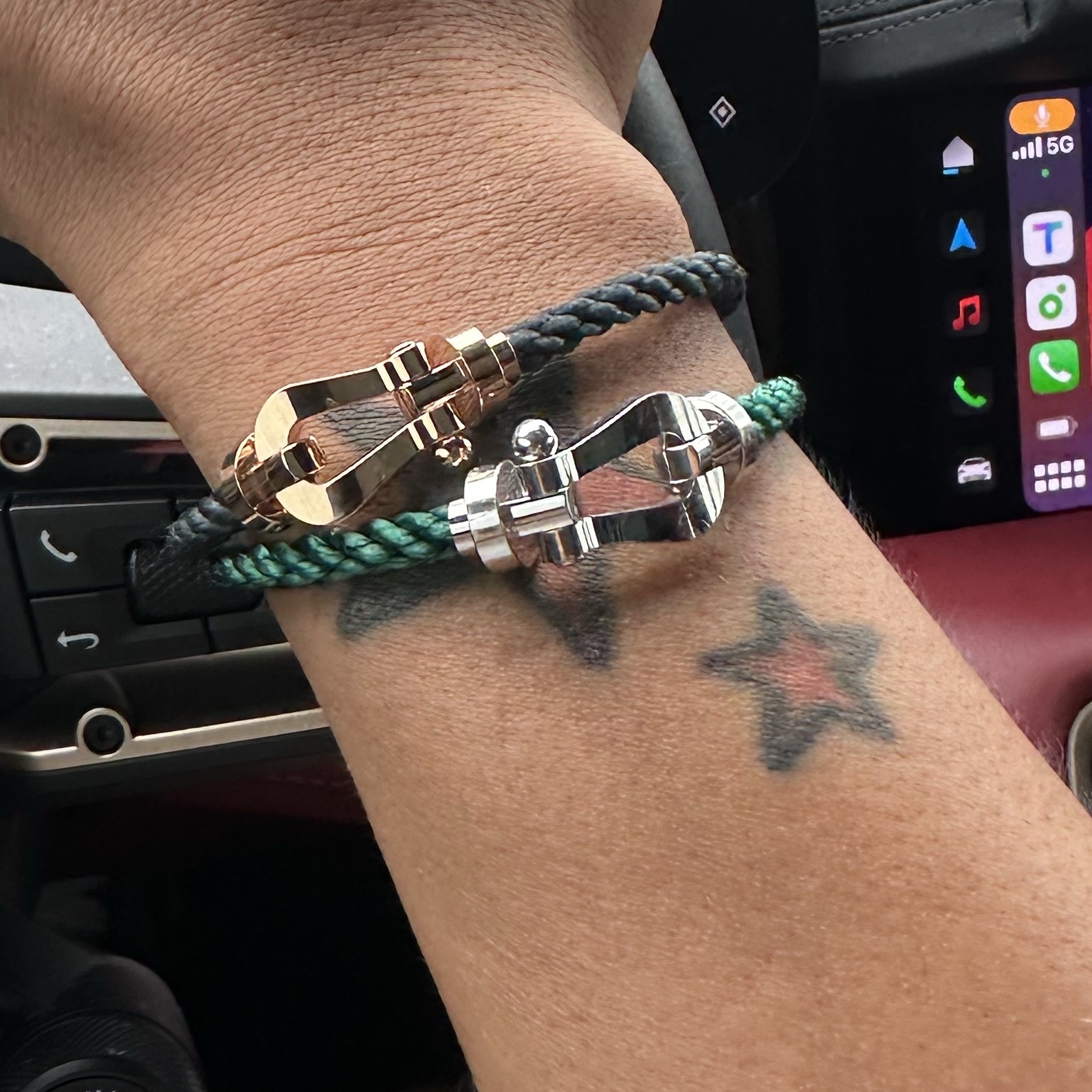 Fred Force 10 Steel Cable Bracelet Large 18K Yellow Gold, Fred Force 10 Steel Cable Bracelet Large 18K White Gold 착용 스타일 - 3