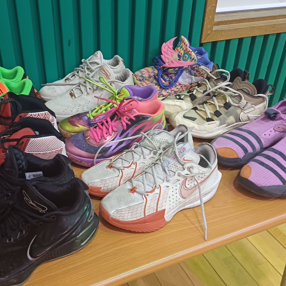 Jordan Tatum 1 Home Team White Total Orange, Nike Lebron 21 Black Metallic Pewter 착용 스타일 - 2