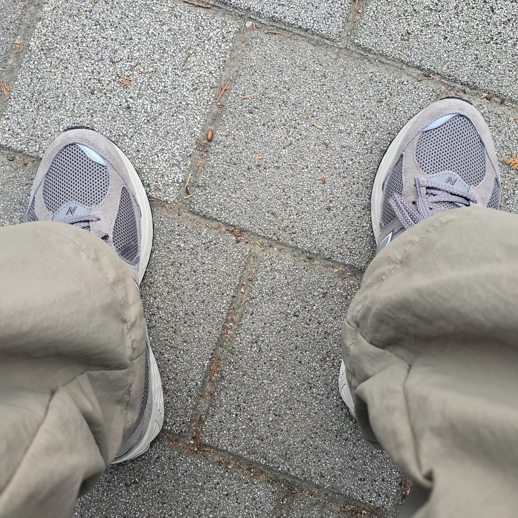 New Balance 2002R Grey 착용 스타일