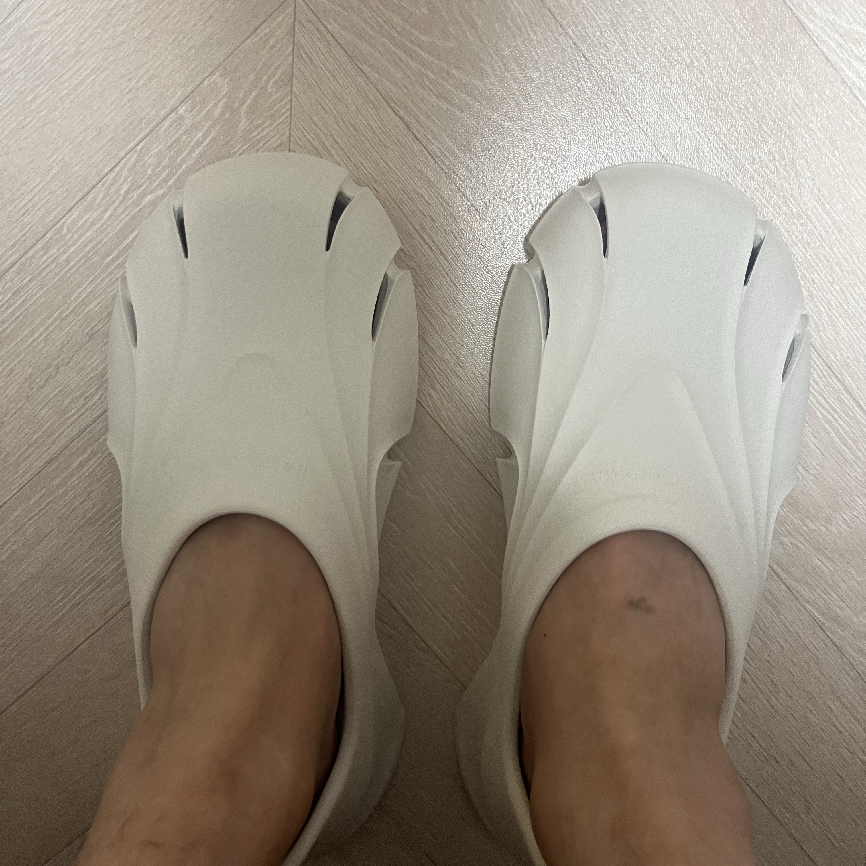 Balenciaga Rubber Mold Closed Beige 착용 스타일