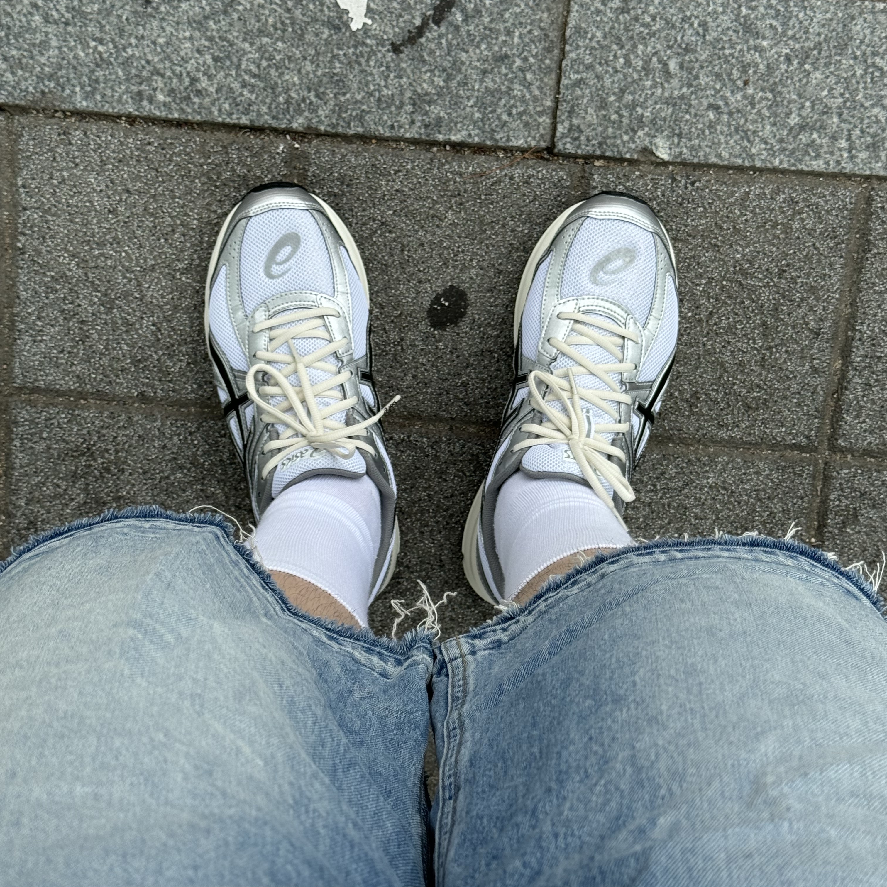 Asics Jog 100 S White Black - 2E Wide 착용 스타일