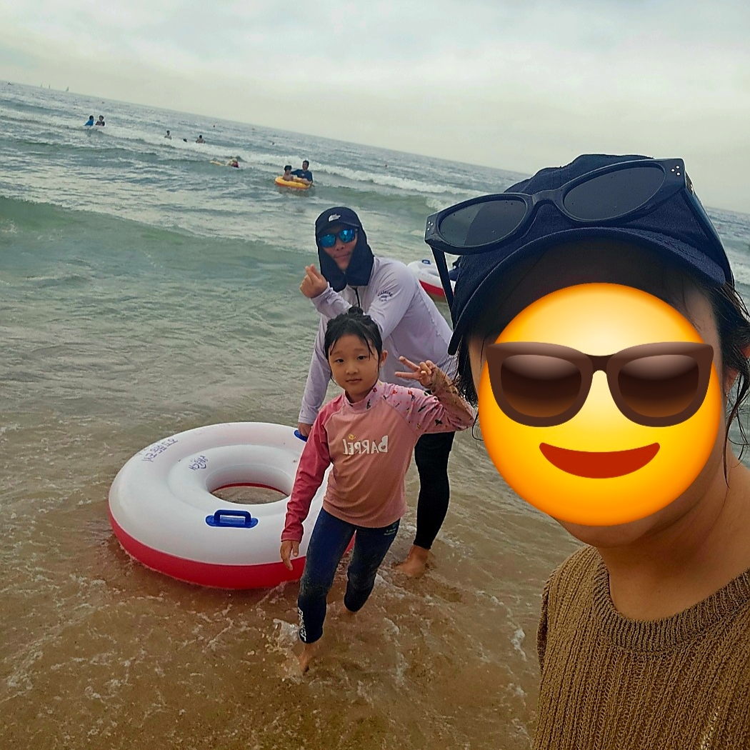 Oakley Holbrook XL Matte Black Frame Prizm Sapphire Polarized Lenses High Bridge Fit, Gentle Monster Dada 01 Black 착용 스타일 - 1