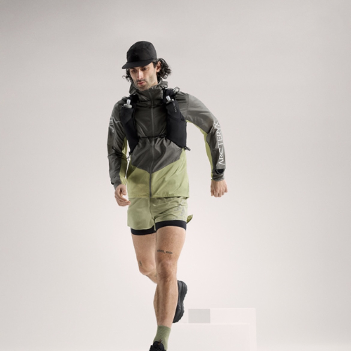 Arc'teryx Norvan Windshell Hoody Forage Chloris 착용 스타일 - 2