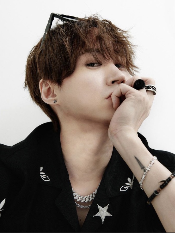 [KREAM 단독] ADSB Andersson Bell May Embroidery Open Collar Shirts Black 착용 스타일 - 3