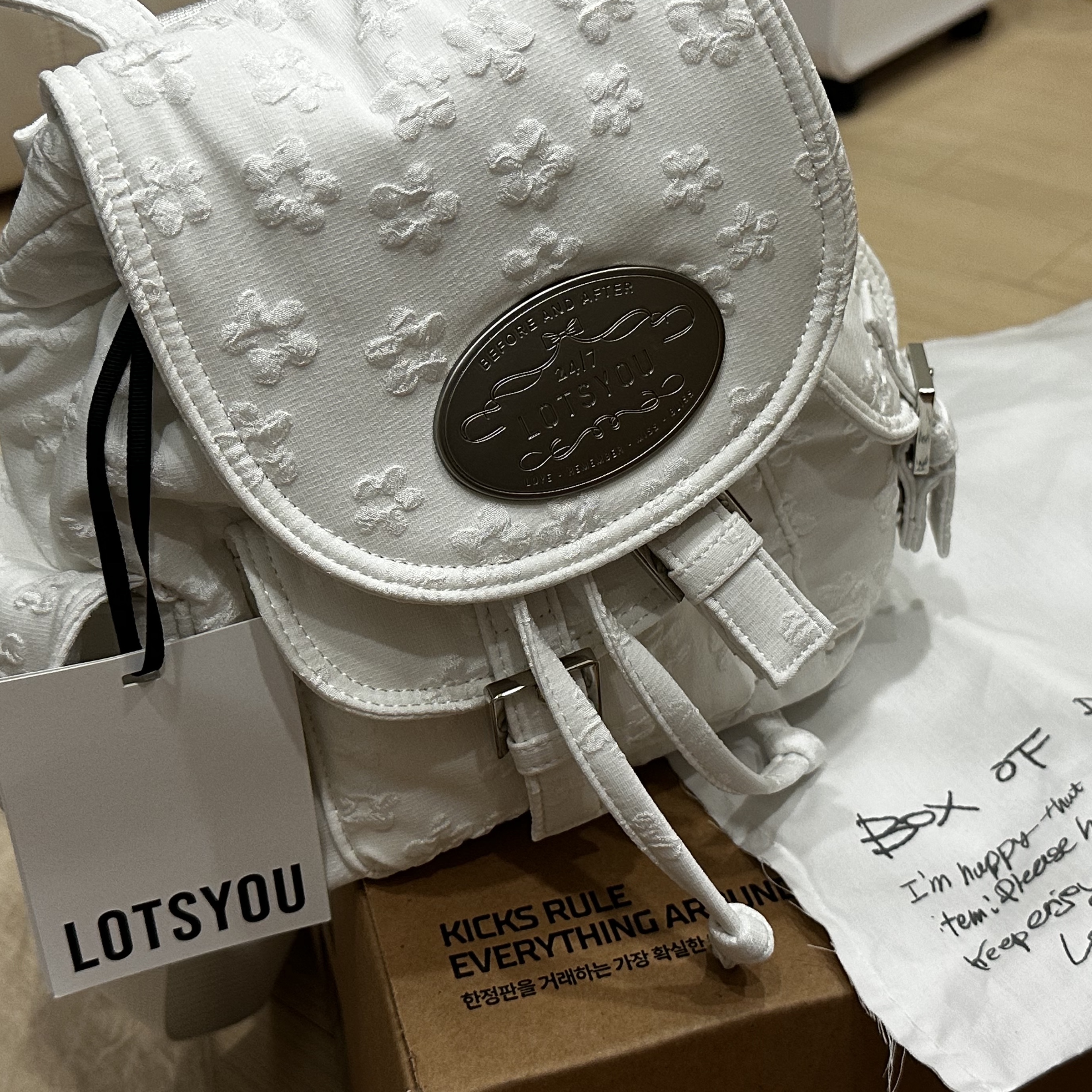 LOTS YOU Nostalgia Chubby Backpack White 착용 스타일
