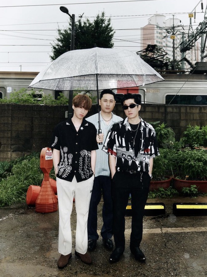 [KREAM 단독] ADSB Andersson Bell May Embroidery Open Collar Shirts Black 착용 스타일 - 1