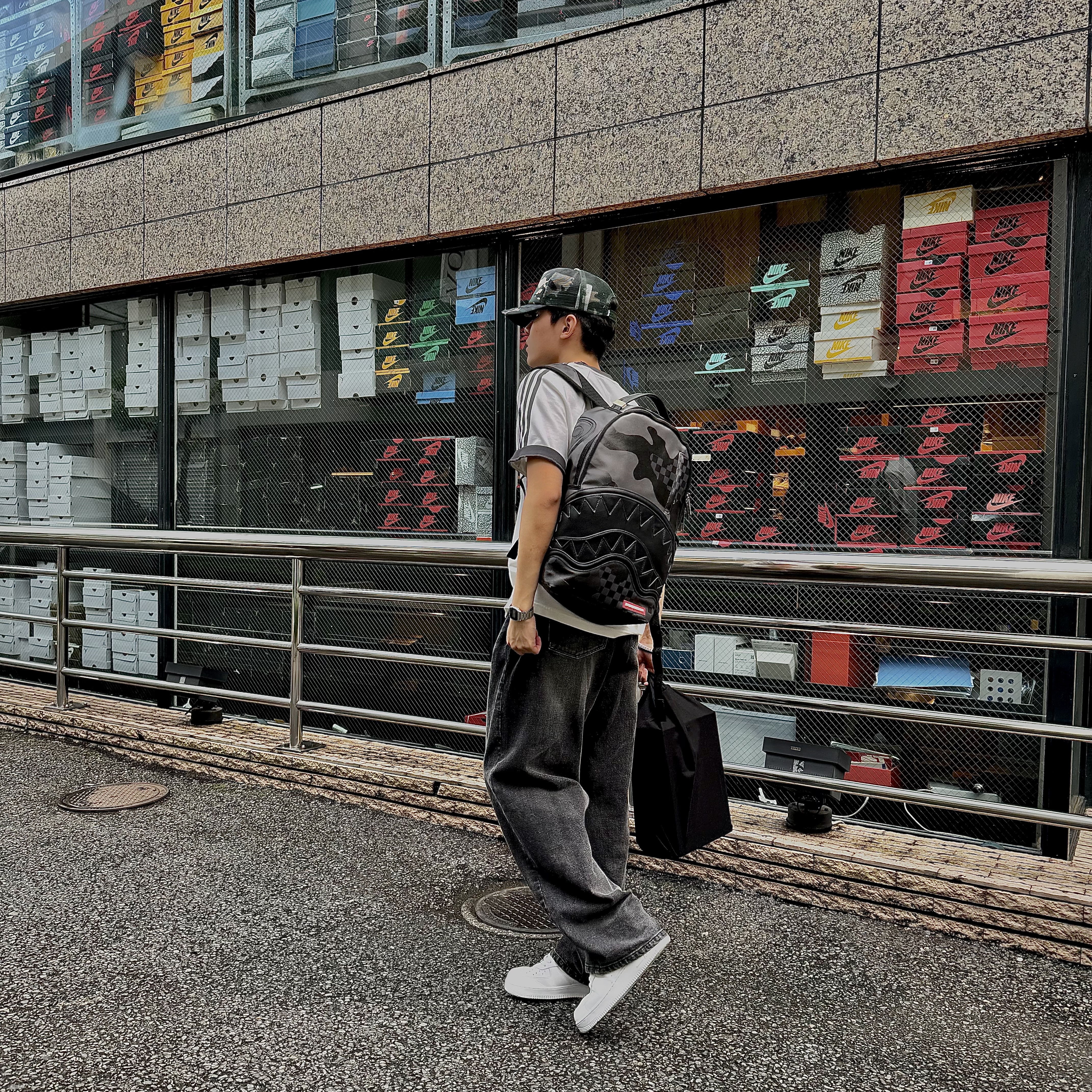 Adidas German Adicolor Classic 3-Stripes T-Shirt Off White - KR Sizing, Stussy Basic Trucker Cap Camo 착용 스타일 - 3