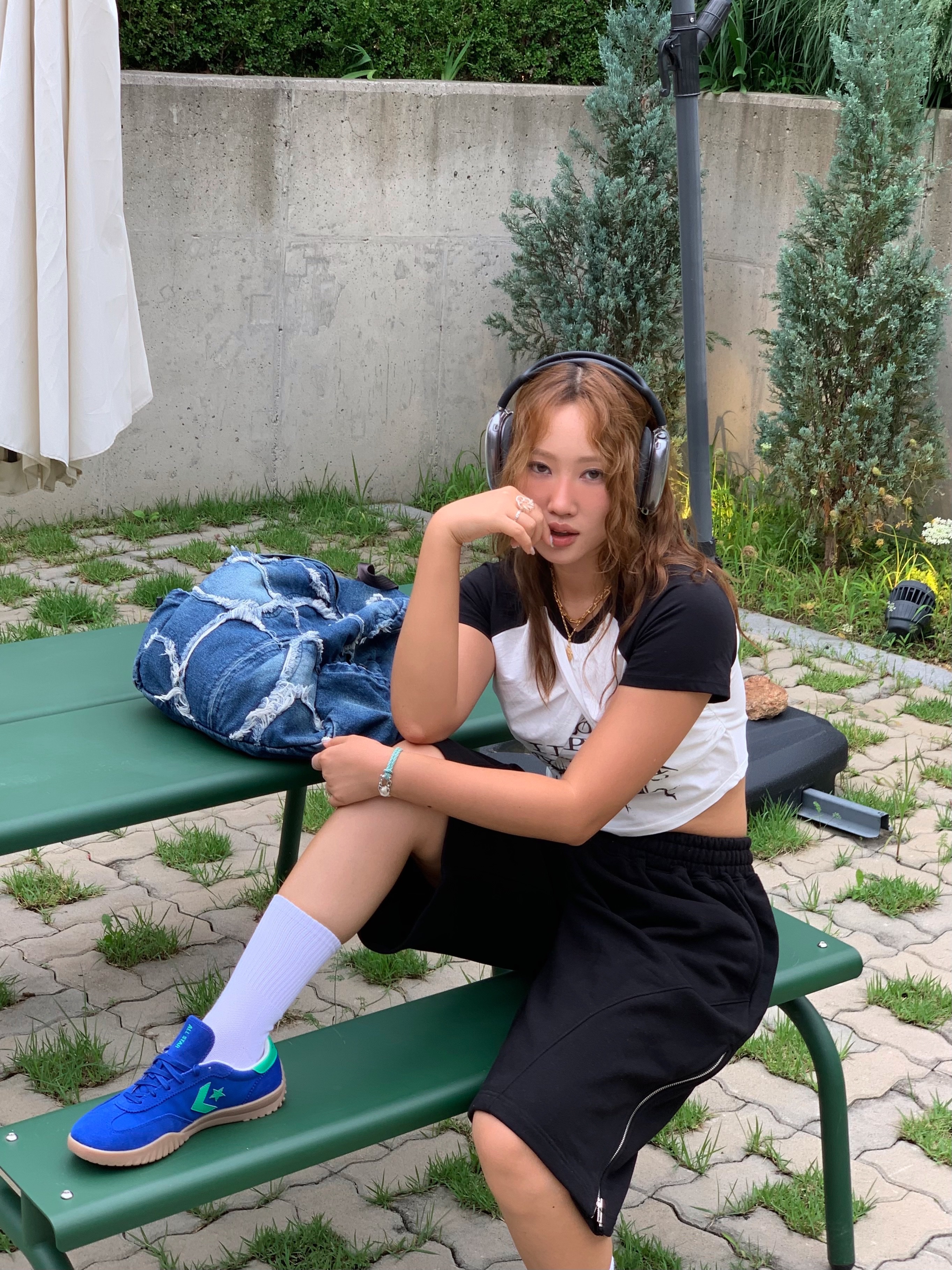 Converse Run Star Trainer Black Egret, Apple AirPods Max Lightning Space Gray (Korean Ver.) 착용 스타일 - 5
