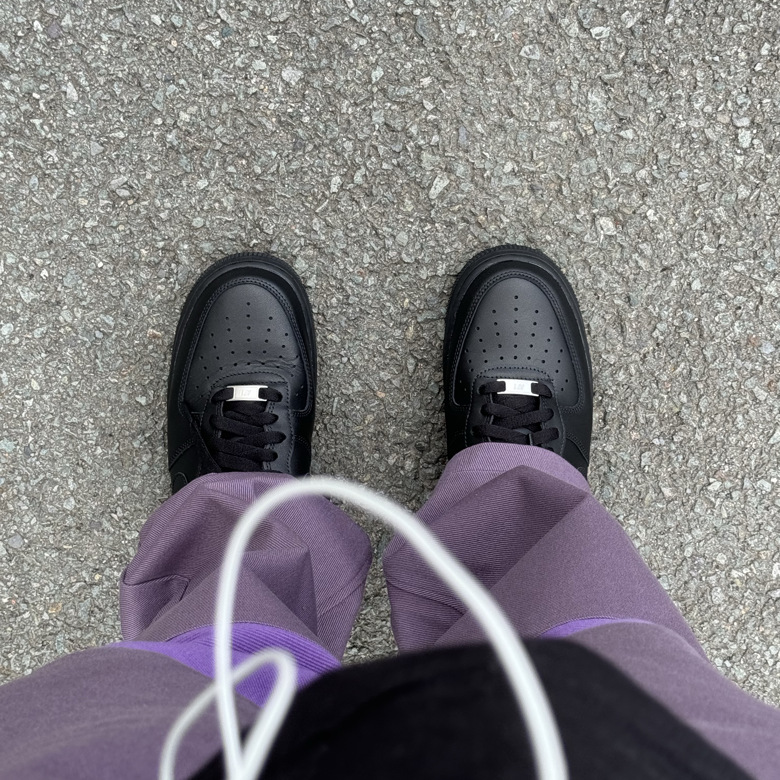 Nike Air Force 1 '07 Low Triple Black 착용 스타일