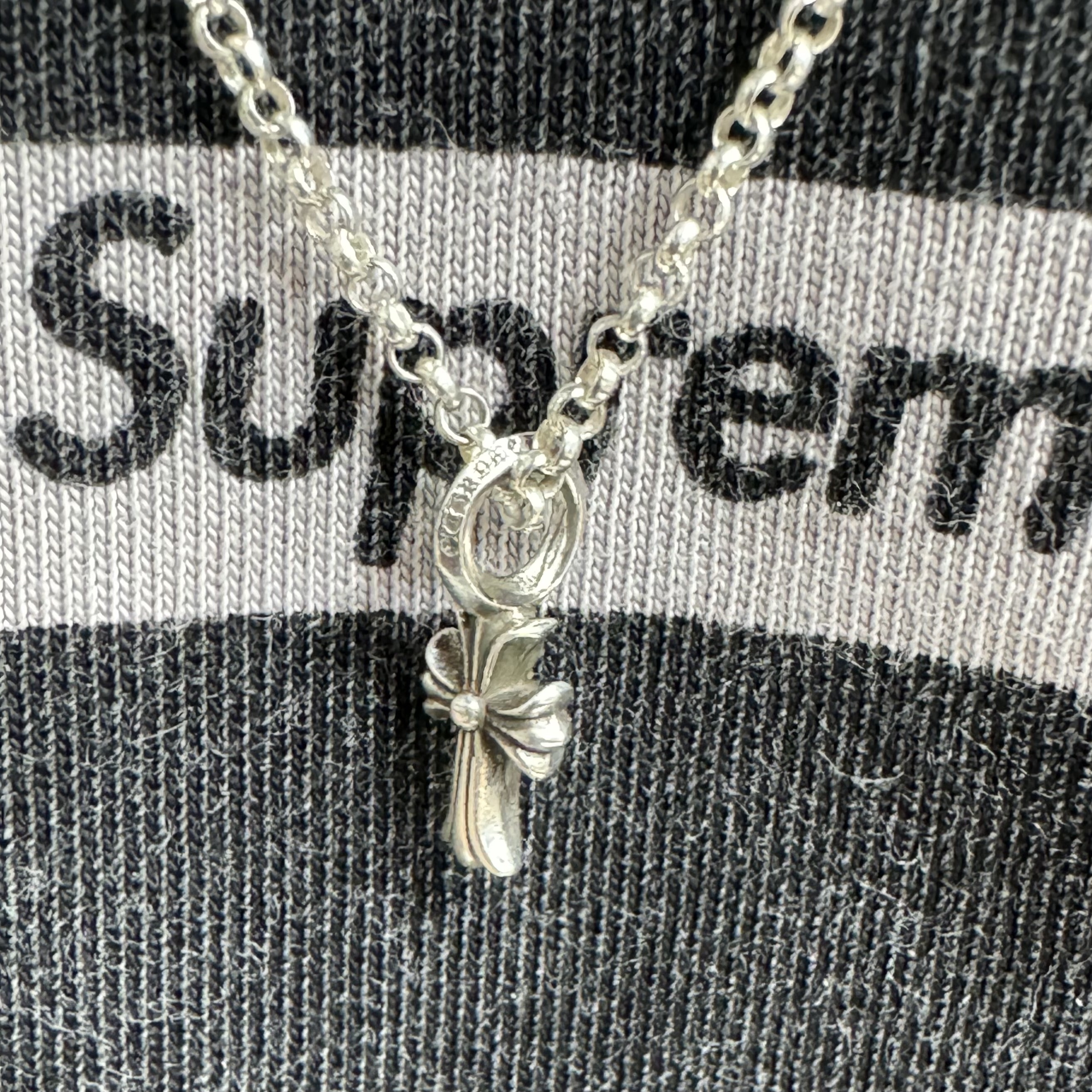 Supreme Overprint Small Box S/S Top Black - 24SS 착용 스타일