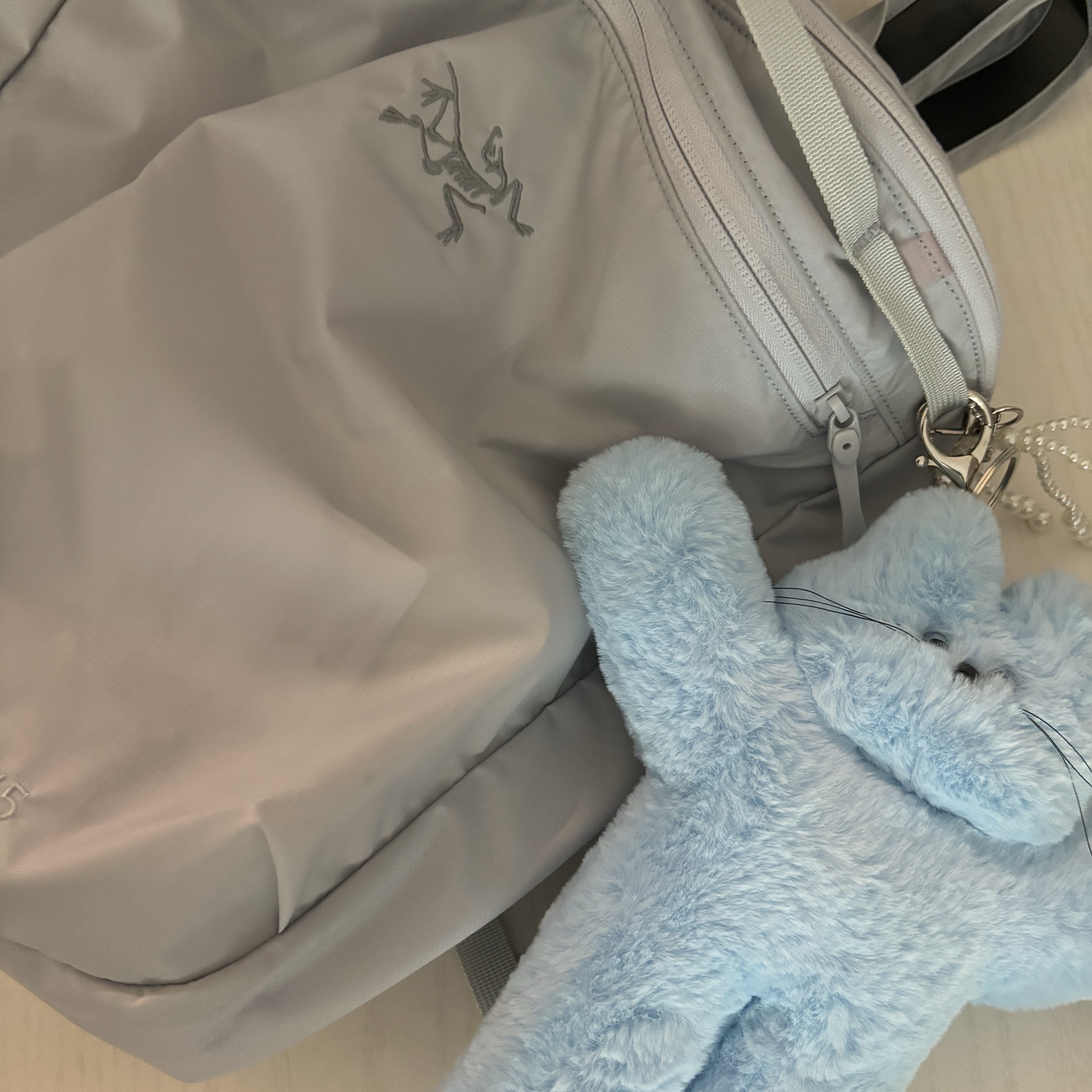 Arc'teryx Heliad 15 Backpack Solitude, Lelbobrown Oversize Keyring Sky 착용 스타일 - 1