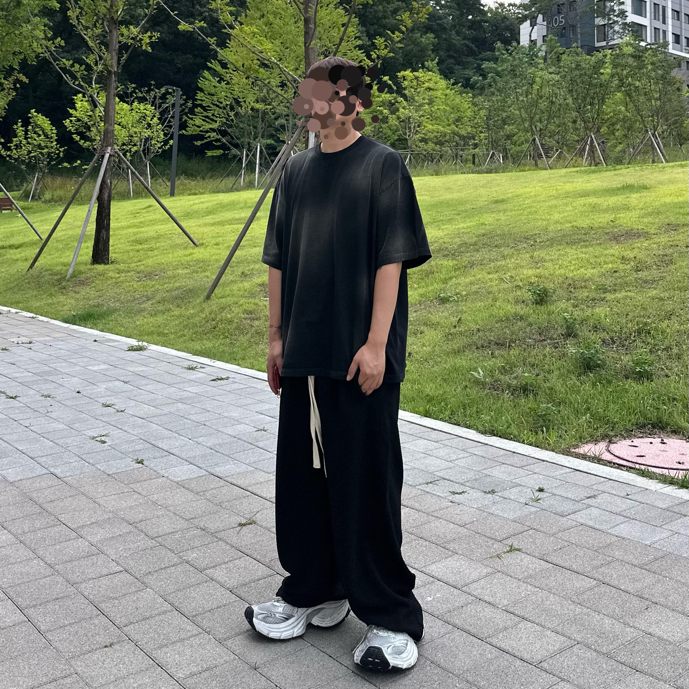 Nonnod Back Detail T-shirt Washed Black, Nonnod Capri Pajama Pants Jacquard Black 착용 스타일 - 1