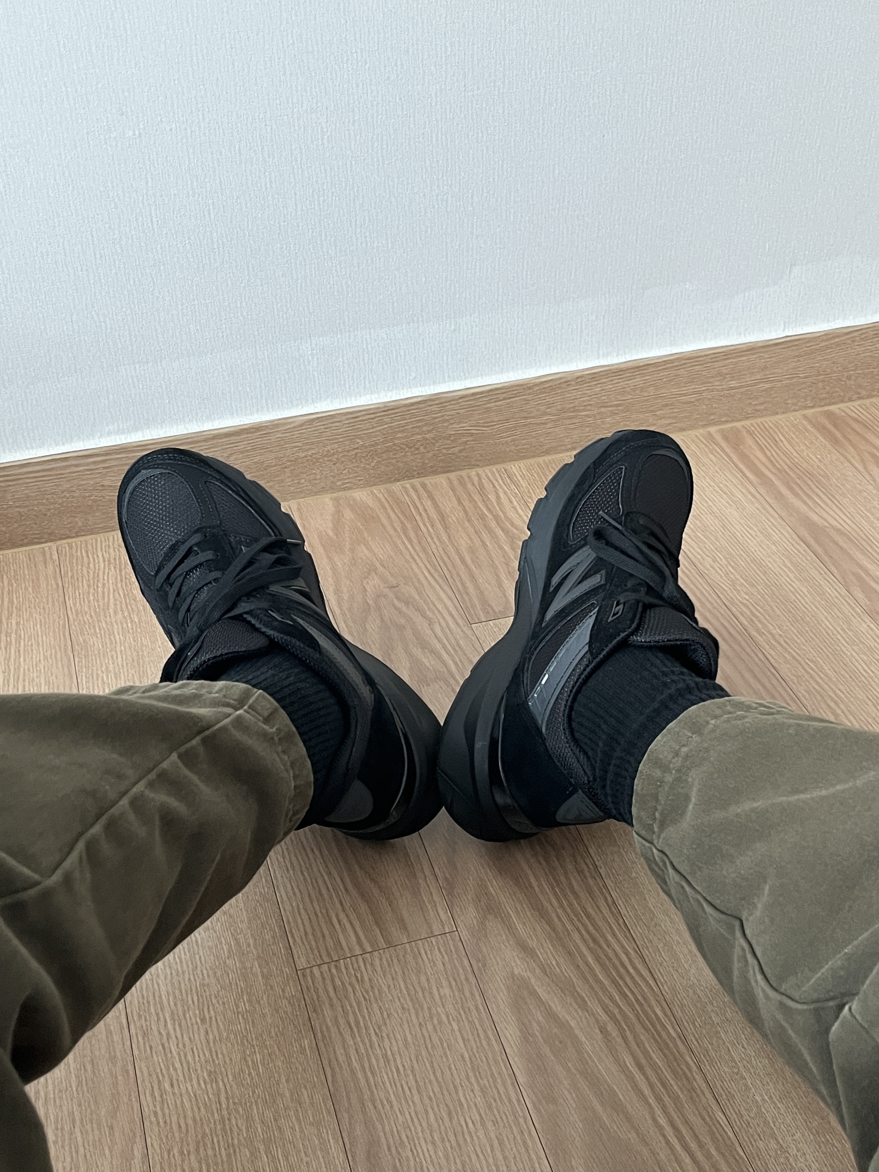 New Balance 990v5 Made in USA Triple Black - D Standard 착용 스타일 - 1