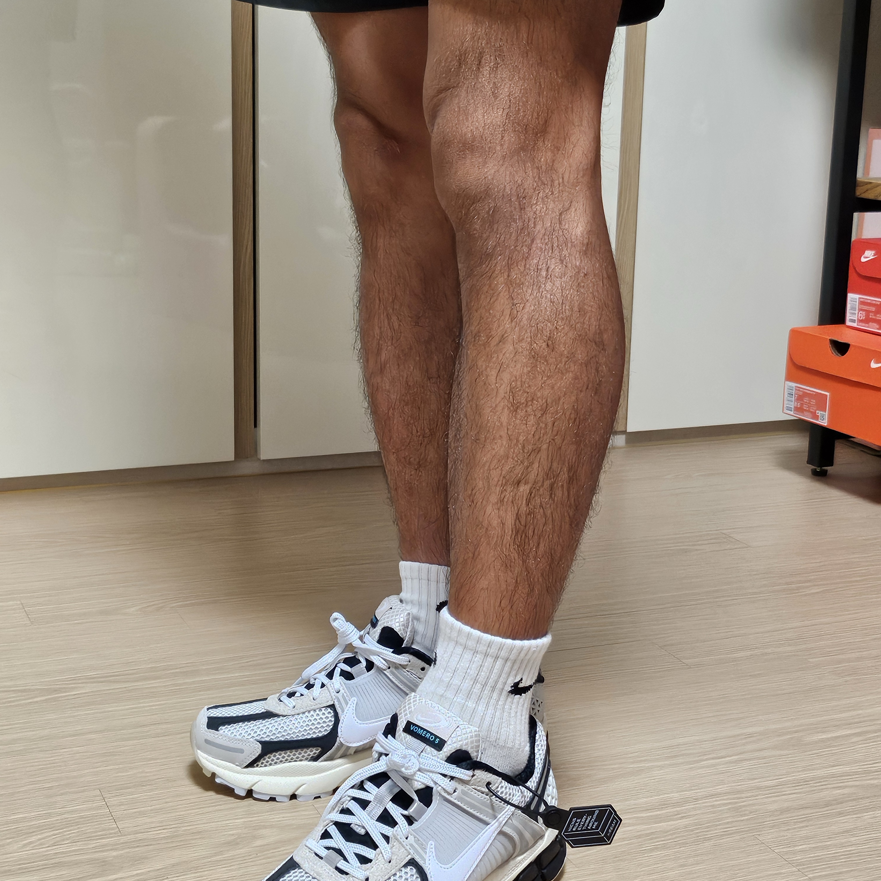 Nike Zoom Vomero 5 Light Bone and Black 착용 스타일 - 2