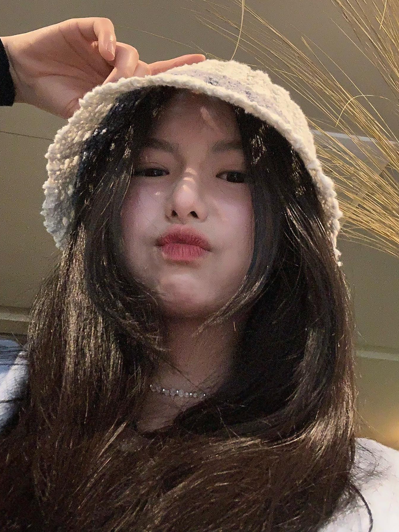 Allincomplete Cotton Candy Bucket Hat Ivory 착용 스타일 - 2