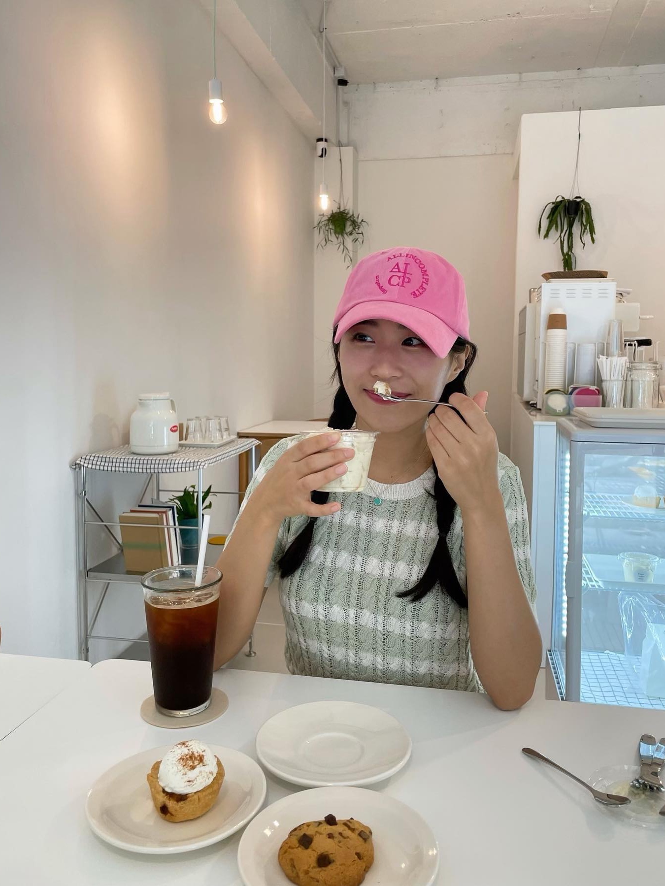 Allincomplete Round Logo Ball Cap pink 착용 스타일 - 2