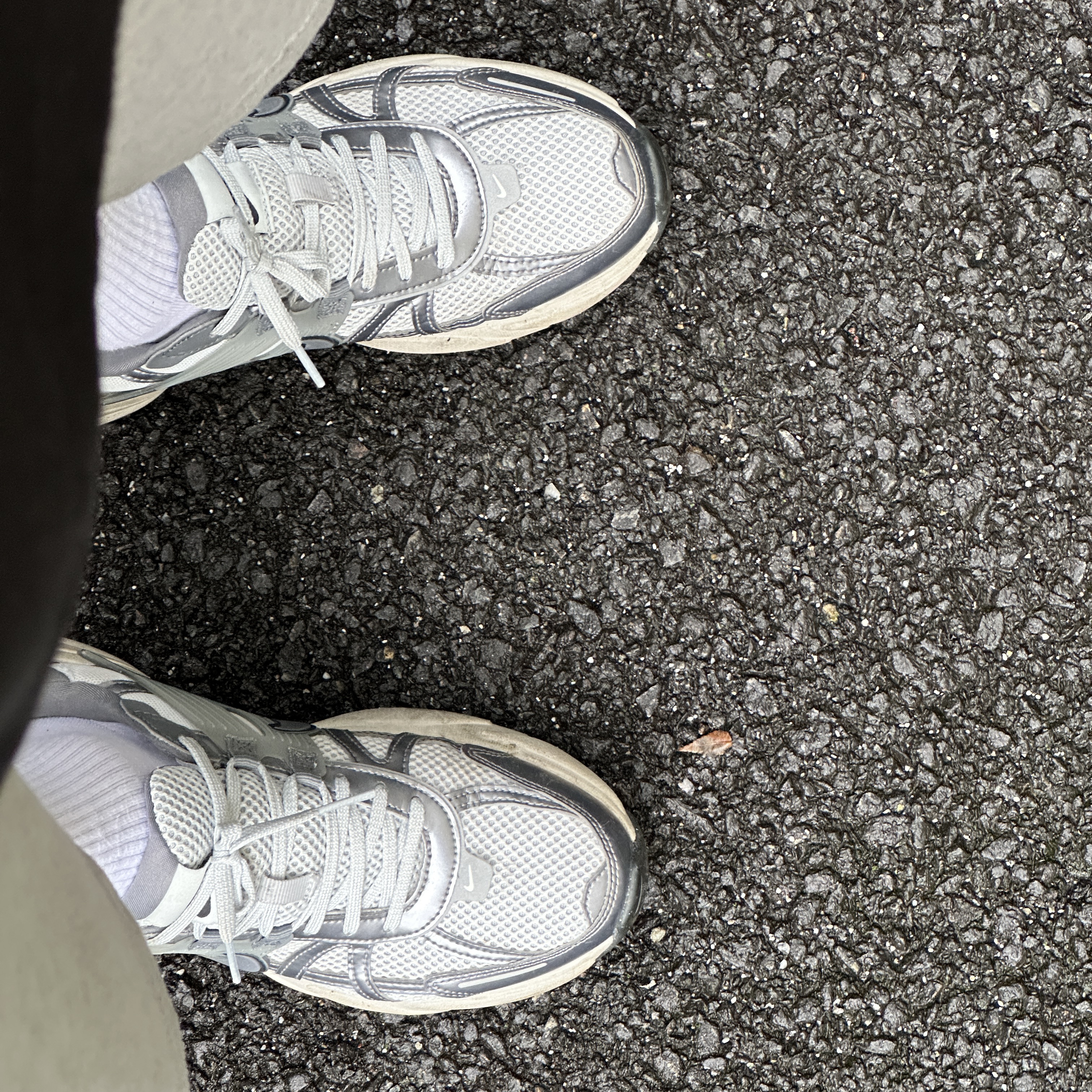 Nike V2K Run Pure Platinum Wolf Grey 착용 스타일