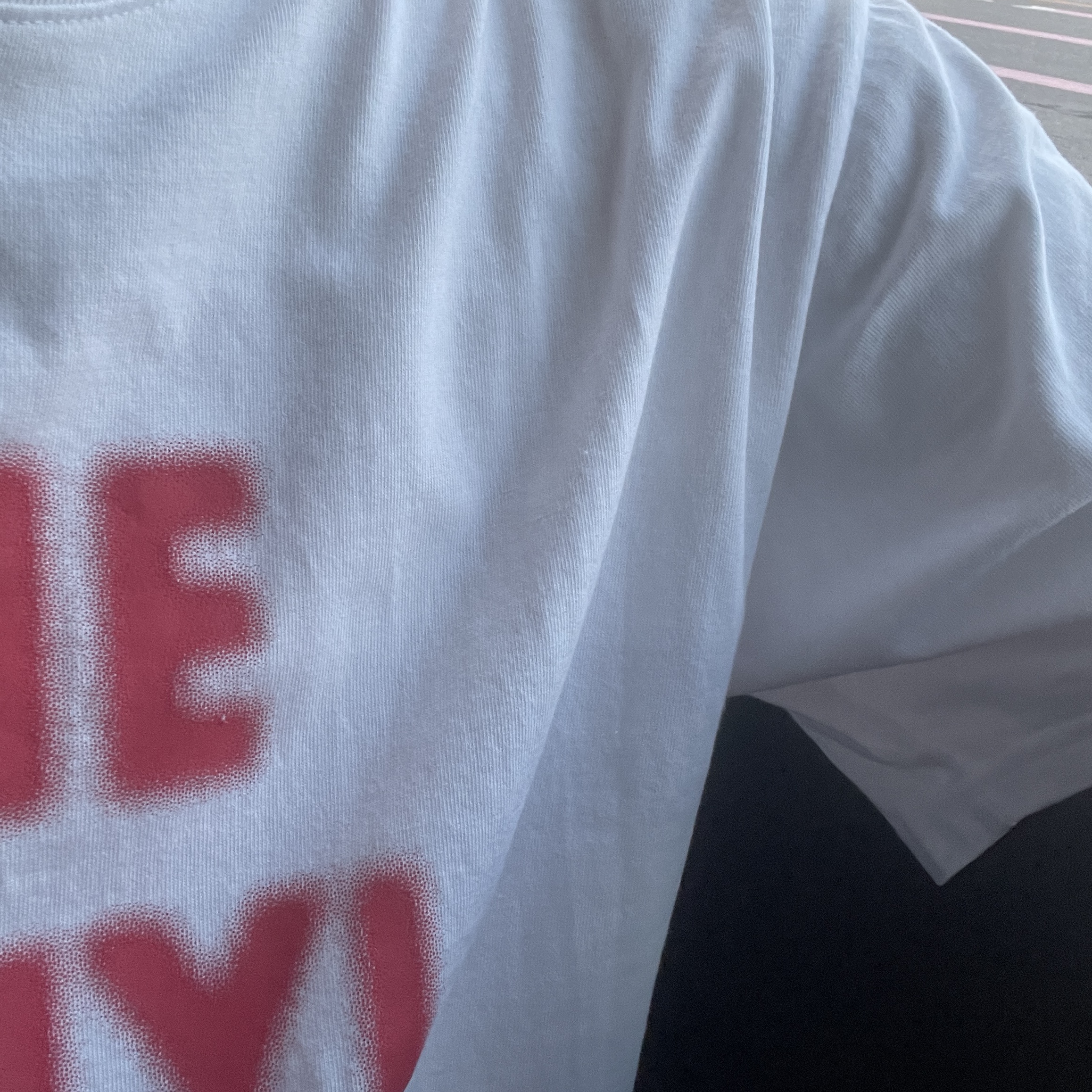 Thevinylhouse Spray Logo T-Shirt White 착용 스타일