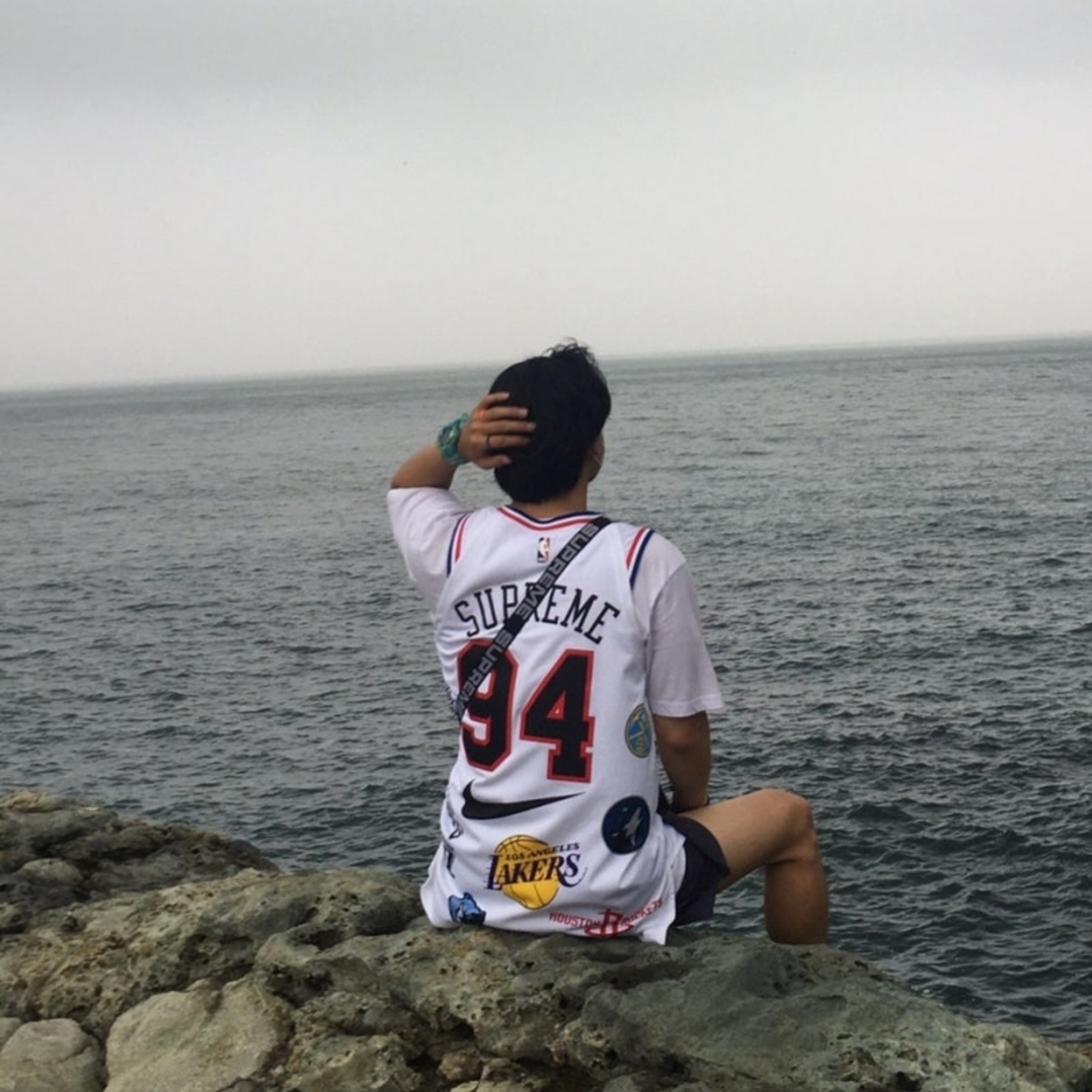 Supreme x Nike NBA Teams Authentic Jersey White - 18SS, Supreme Shoulder Bag Black - 18SS 착용 스타일