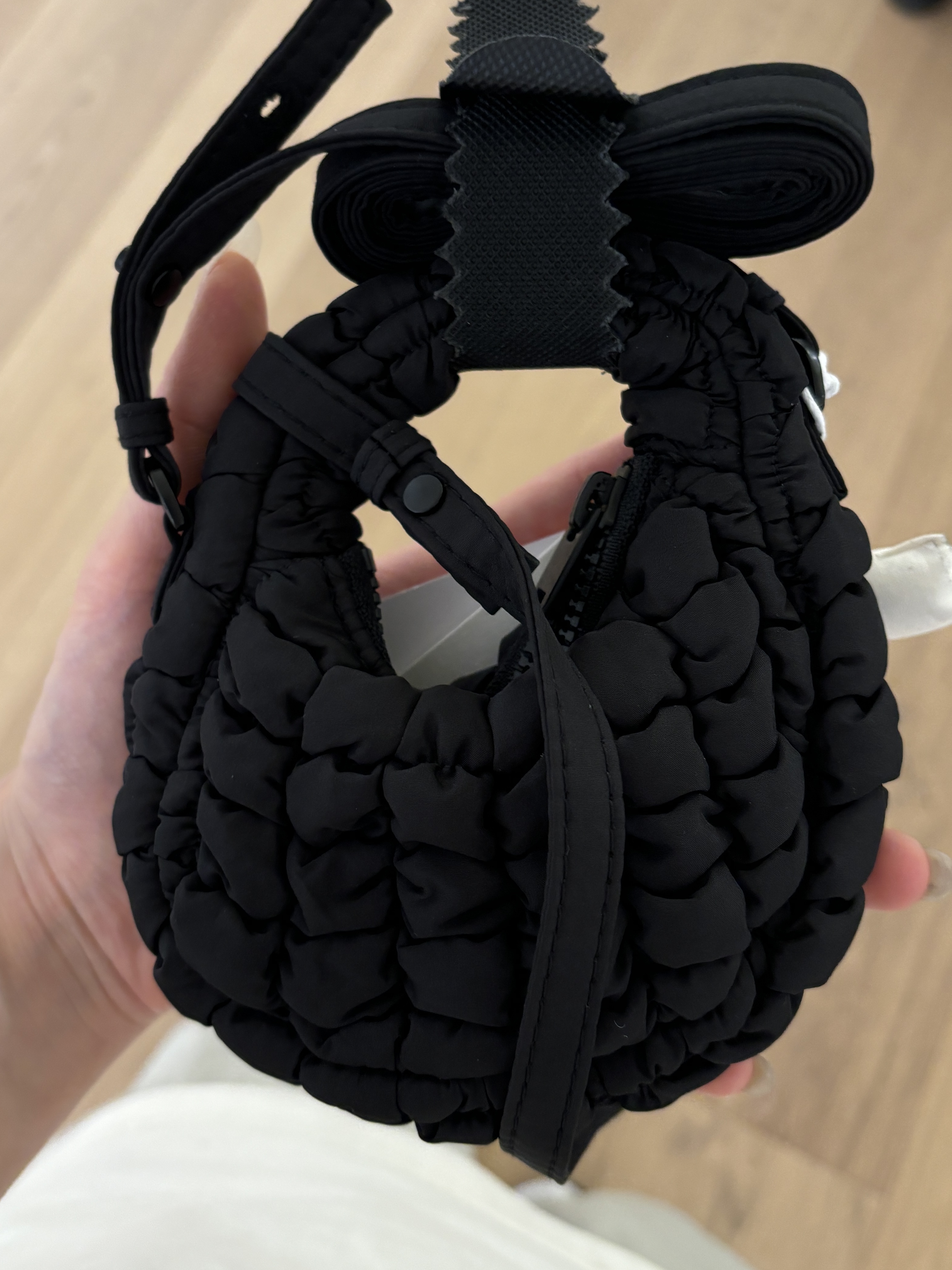 (W) Nike Air Force 1 '07 Low Triple Black, COS Quilted Nano Crossbody Bag Black 착용 스타일 - 3